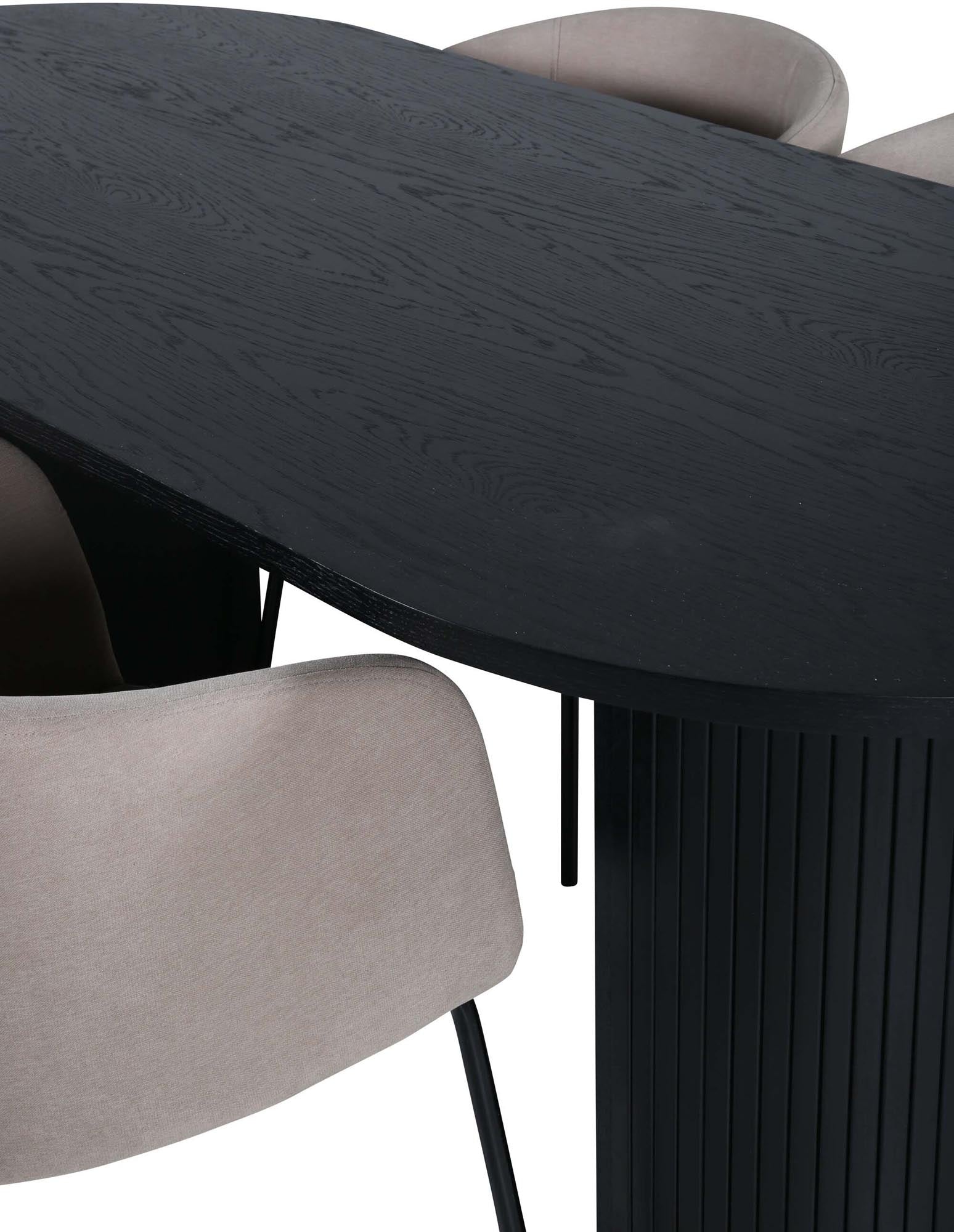 Gestalten Sie Ihr Esszimmer stilvoll mit dem Bianca Esszimmerset von Venture Home: Eleganter ovaler Tisch und luxuriöse Samtstühle für höchsten Komfort.