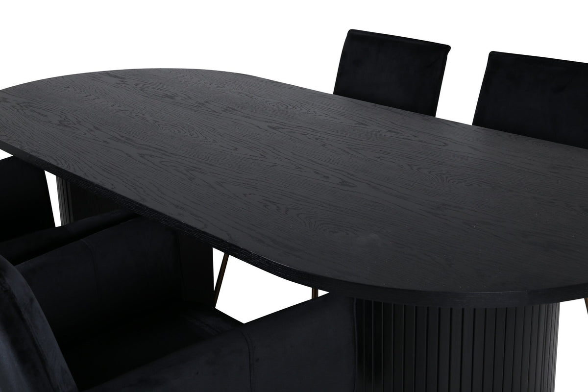 Ovaler Esstisch 200x90 cm aus MDF mit schwarzem Furnier und vier Esszimmerstühle mit kupferfarbenen Beinen und schwarzem Samtbezug.