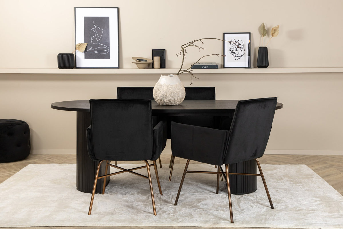Ovaler Esstisch 200x90 cm aus MDF mit schwarzem Furnier und vier Esszimmerstühle mit kupferfarbenen Beinen und schwarzem Samtbezug.