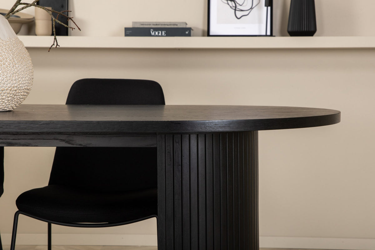 Schwarzes Bartischset Bianca mit vier Muce-Stühlen, Tischplatte aus MDF mit Furnier, Stuhlbeine aus schwarzem Metall, Sitz aus Polyester.