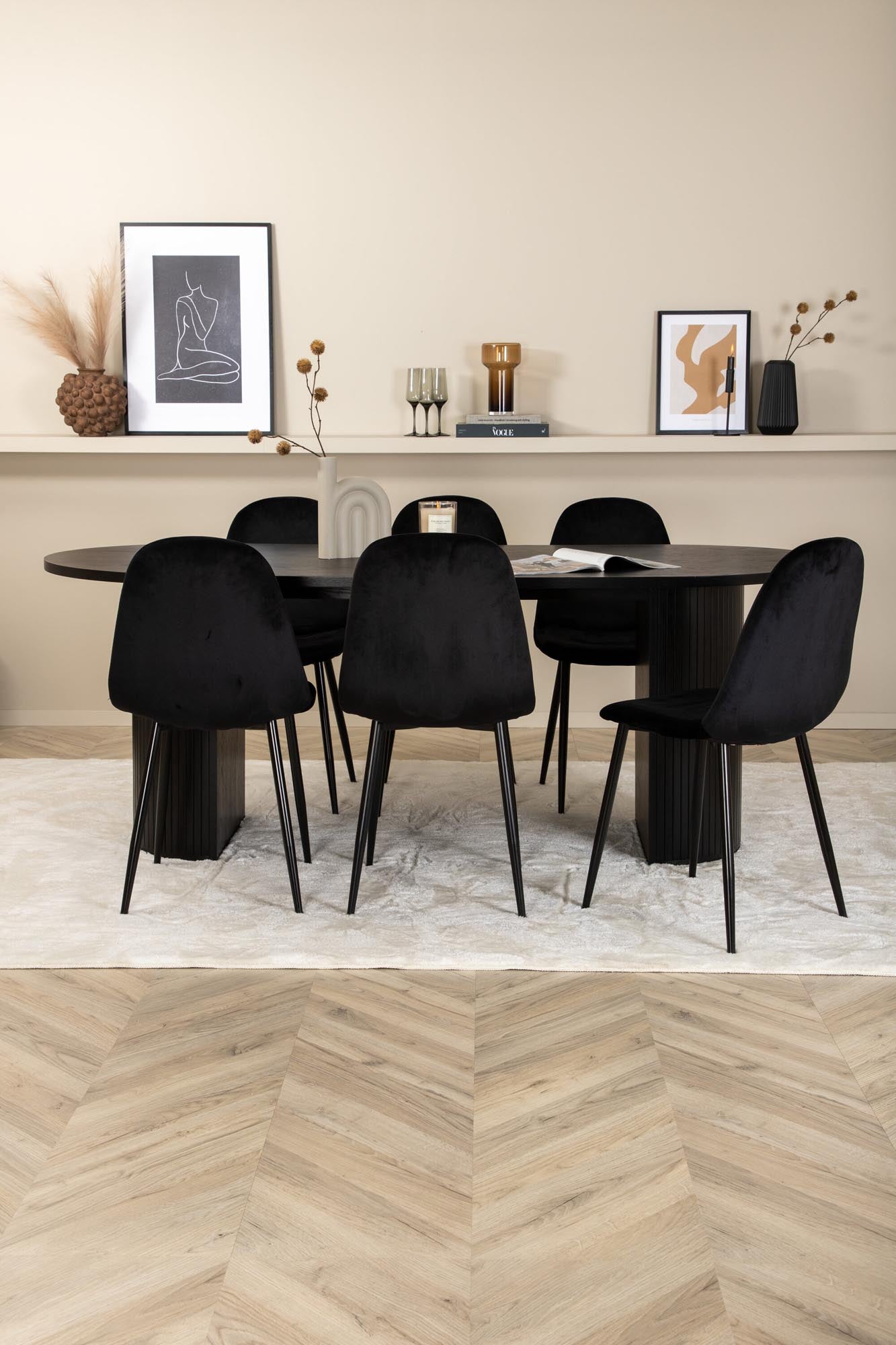 Erleben Sie das Bianca Esszimmerset + Polar 200cm/6St. von Venture Home: moderner Esstisch mit pflegeleichter Tischplatte und luxuriösen Samtstühlen.
