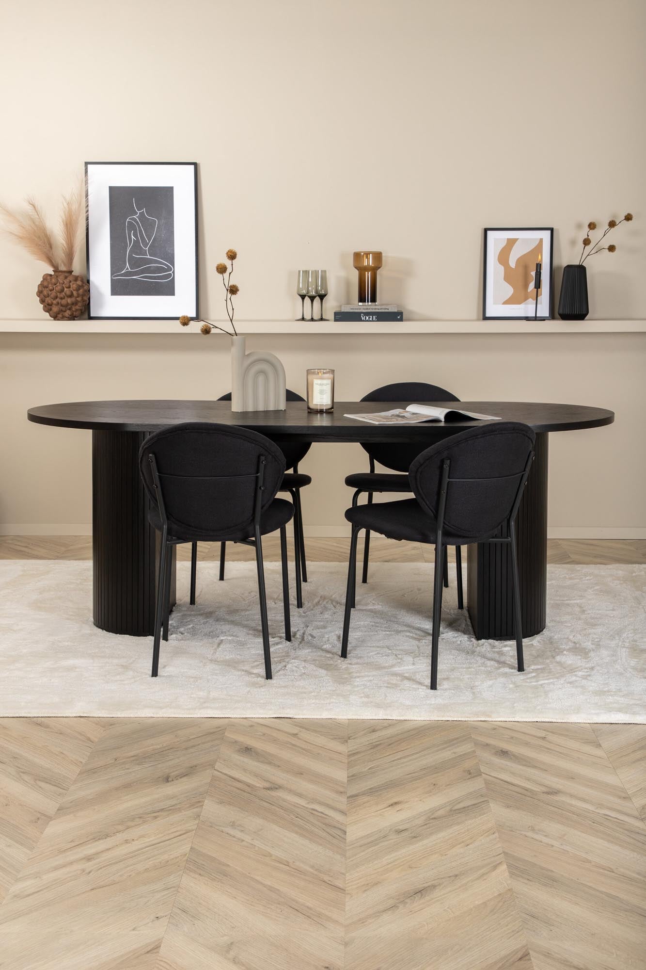 Stilvolles Esszimmerset mit 200 cm Tisch und 4 bequemen Vault-Stühlen. Zeitloses Design in Schwarz, perfekt für gesellige Abende.