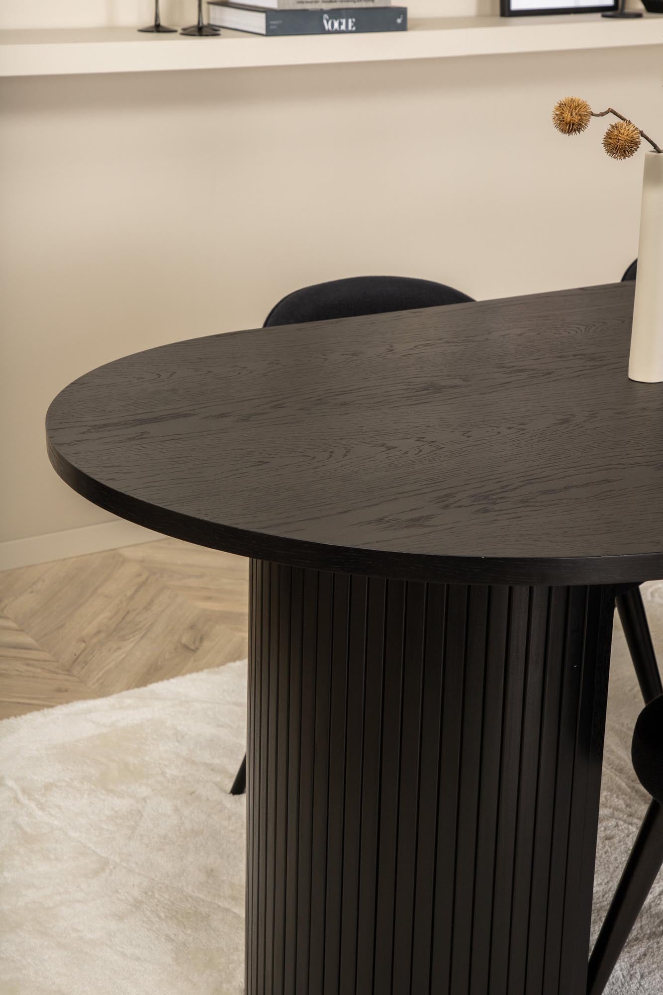 Elegantes Bianca Esszimmerset von Venture Home: 200 cm Tisch und 4 komfortable Velvet-Stühle für stilvolle Esszimmergestaltung.