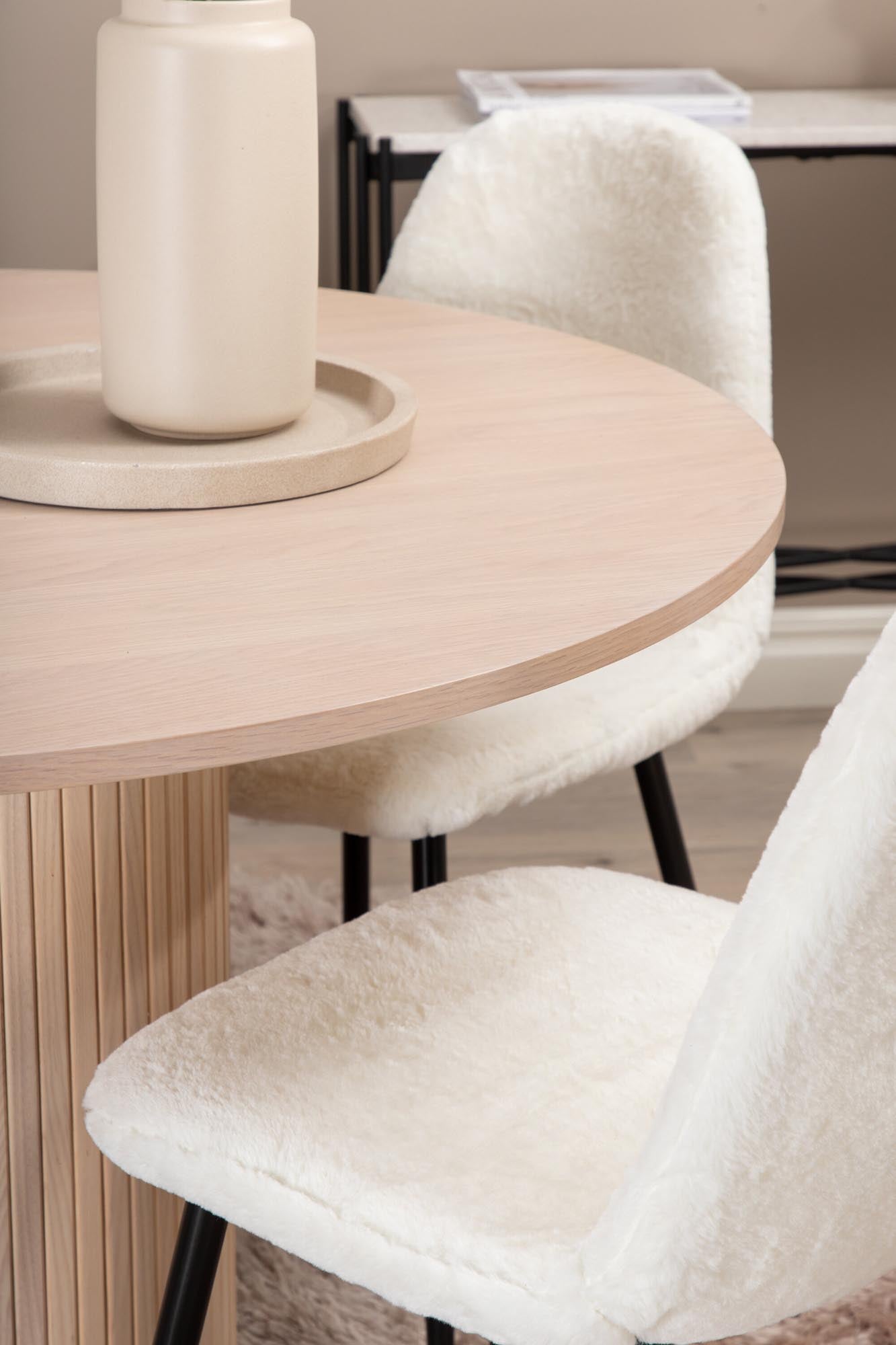 Elegantes Bianca Esszimmerset mit 110 cm rundem Tisch und 4 stilvollen Samtstühlen. Ideal für ein modernes und einladendes Esszimmer!