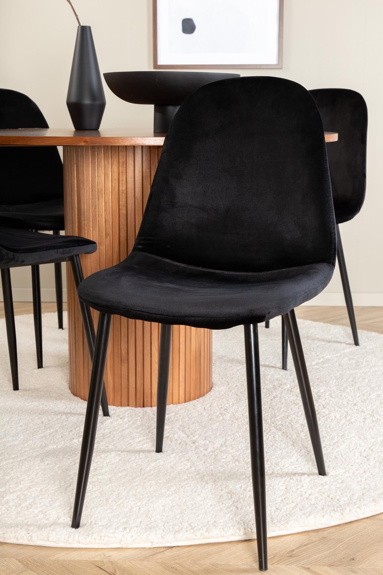 Bianca Esszimmerset + Polar ⌀110cm/4St. in Walnuss / Schwarz präsentiert im Onlineshop von KAQTU Design AG. Esszimmerset ist von Venture Home