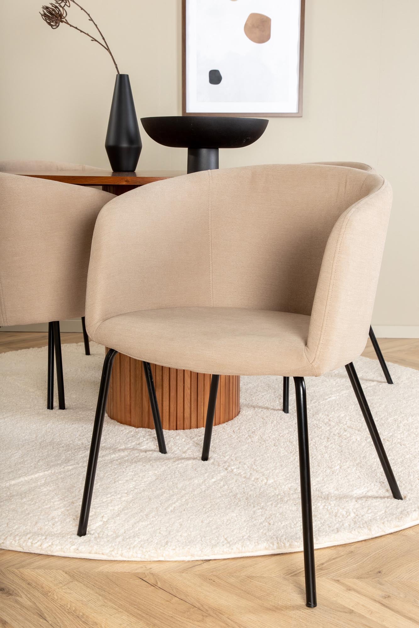 Elegantes Bianca Esszimmerset mit runder MDF-Tischplatte und 4 beigen Samtstühlen. Ideal für gesellige Abende und stilvolle Einrichtung.