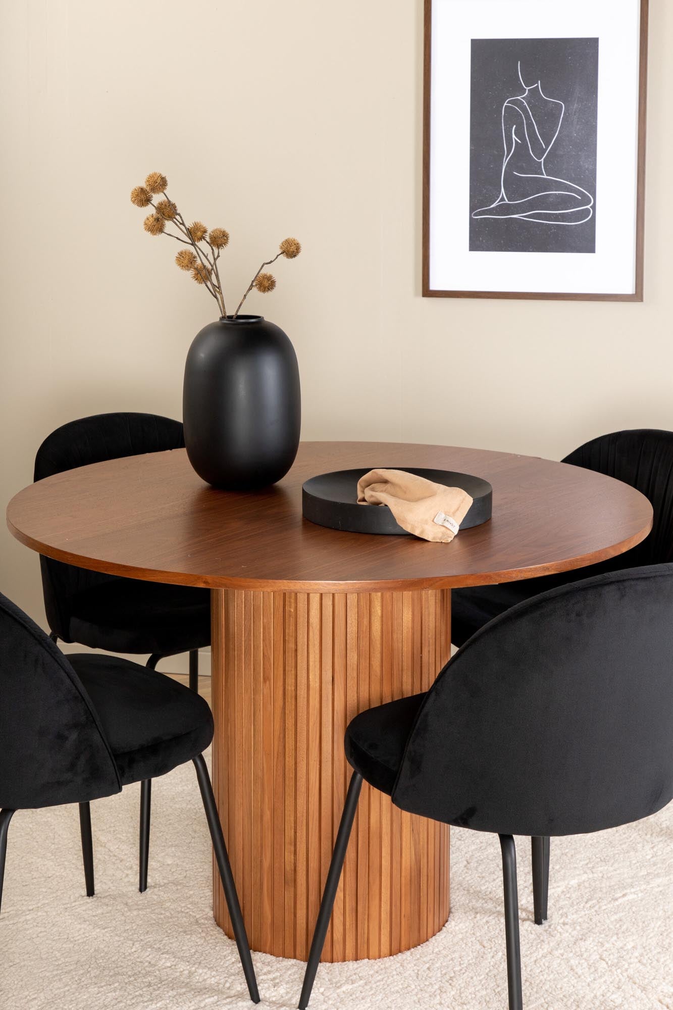 Elegantes Bianca Esszimmerset mit runden Tisch und luxuriösen Samtstühlen, perfekt für gesellige Abende und stilvolle Esszimmer.