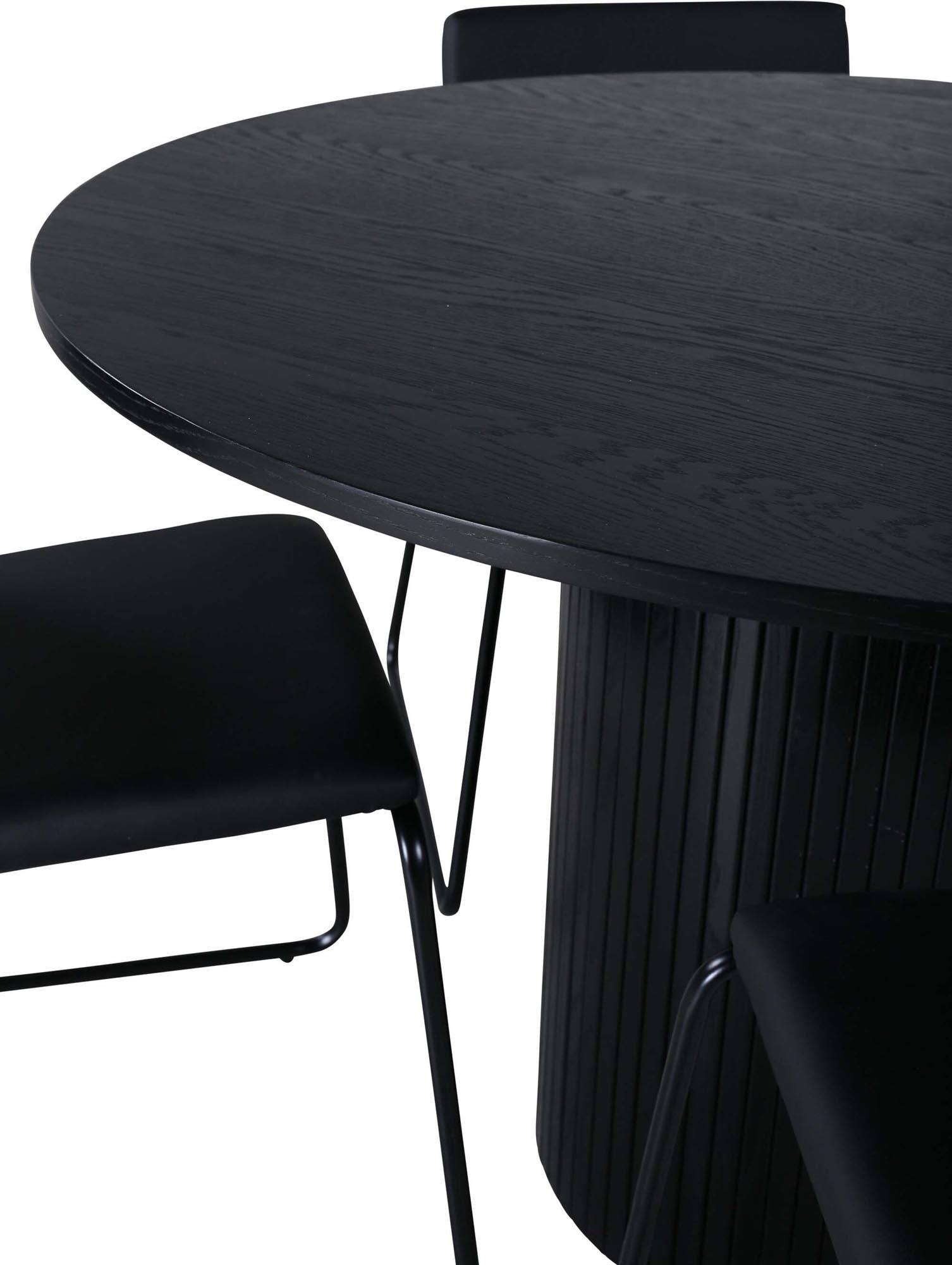 Bianca Esszimmerset + Kenth: Eleganter runder Tisch mit stabilen Eisenbeinen und komfortablen Samtstühlen für stilvolle Esszimmergestaltung.