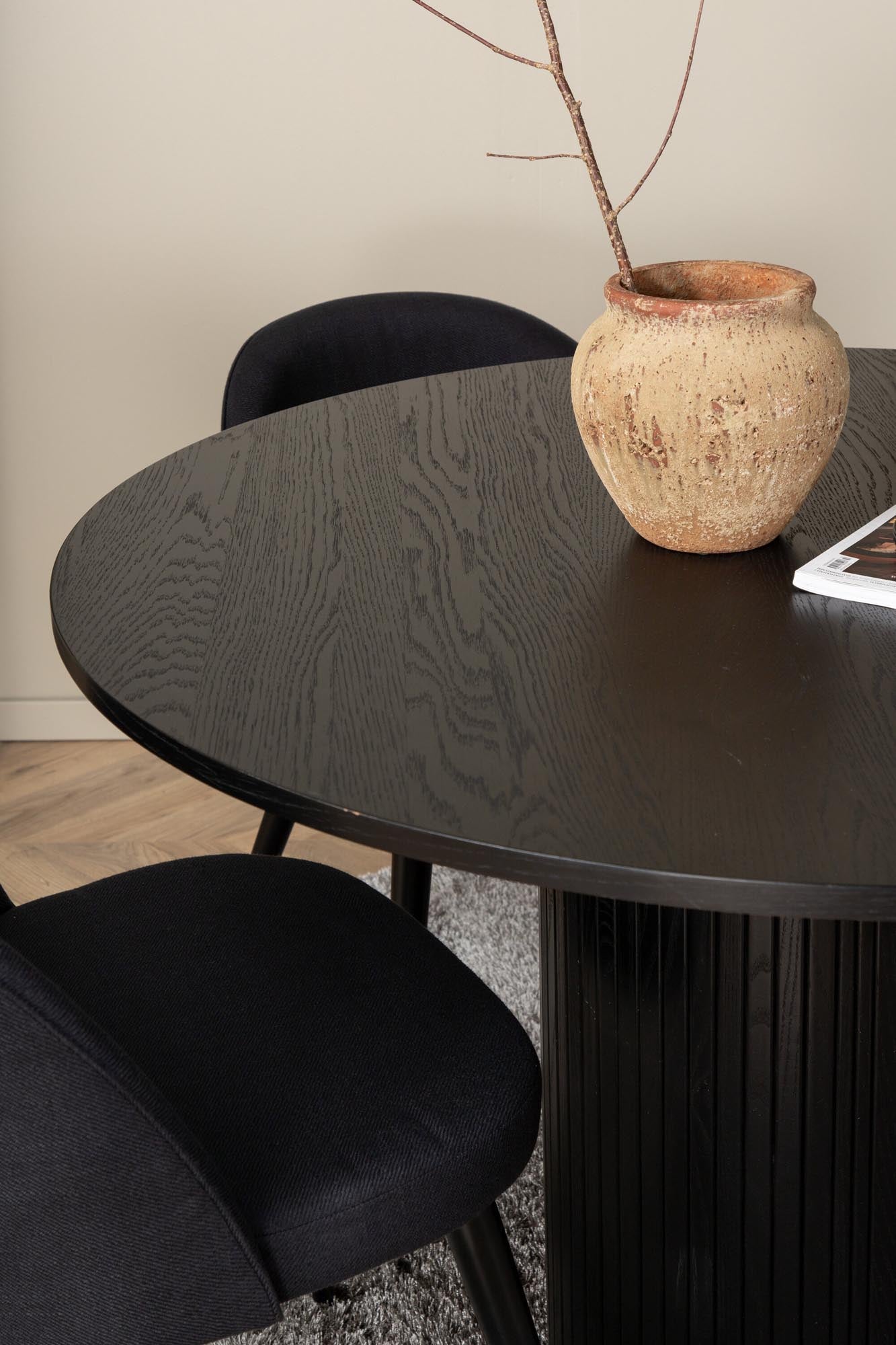 Elegantes Bianca Esszimmerset mit 110 cm Durchmesser. Bequeme Stühle aus pflegeleichtem Polyester-Leinen für gesellige Runden.