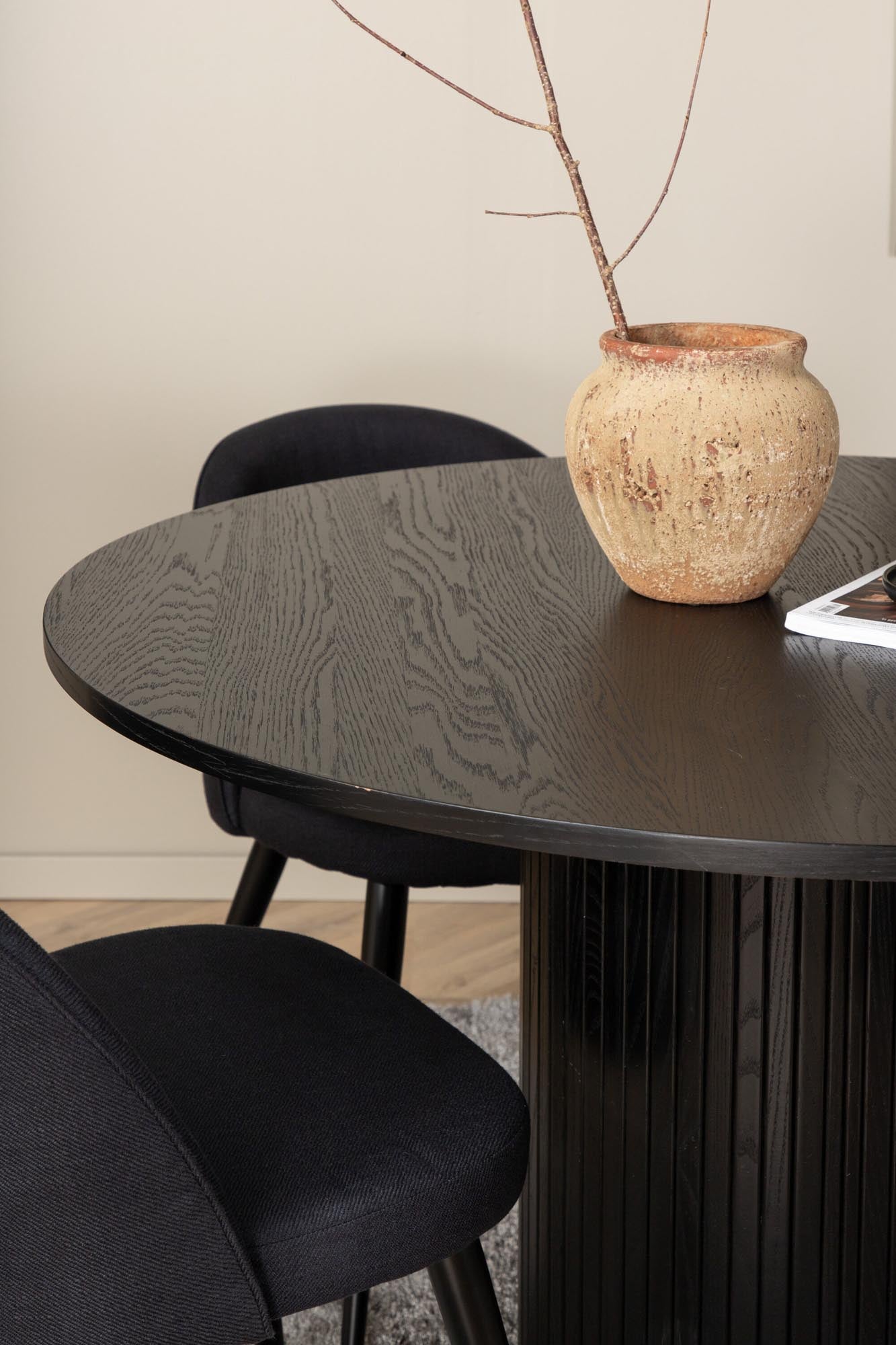 Elegantes Bianca Esszimmerset: Runder Tisch mit 4 Samtstühlen.