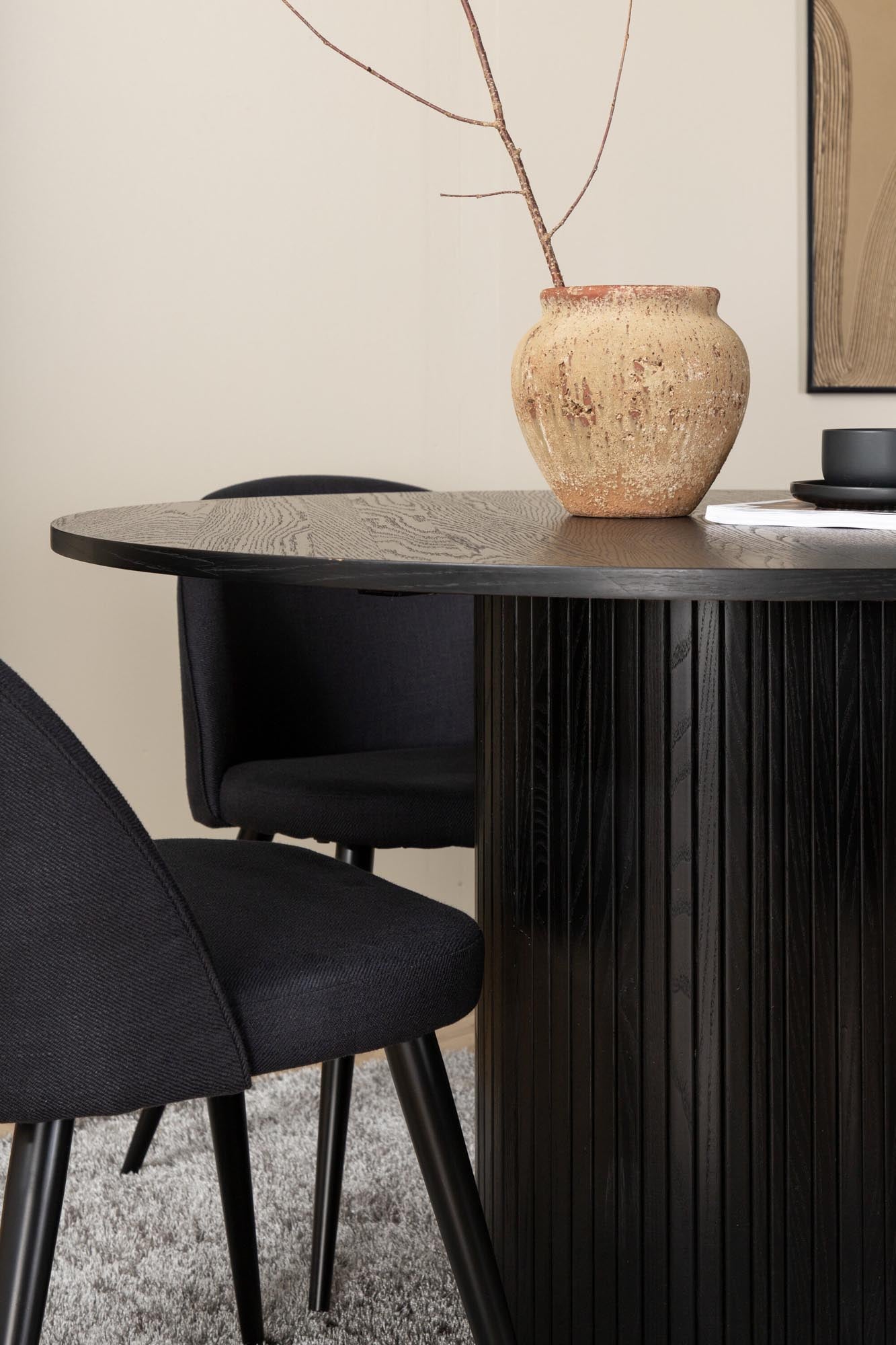 Stilvolles Bianca Esszimmerset mit rundem Tisch (⌀110cm) und 4 bequemen Velvet-Stühlen. Perfekt für gesellige Runden und zeitlose Eleganz.