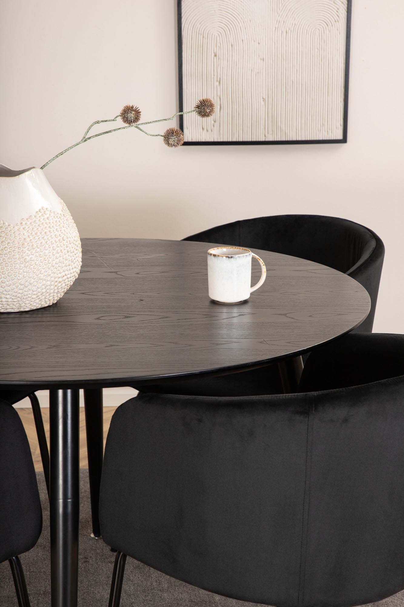 Stilvolles Dipp Esszimmerset mit runden Tisch und 4 gepolsterten Berit Stühlen, ideal für moderne Esszimmer. Hochwertige Materialien und elegantes Design.