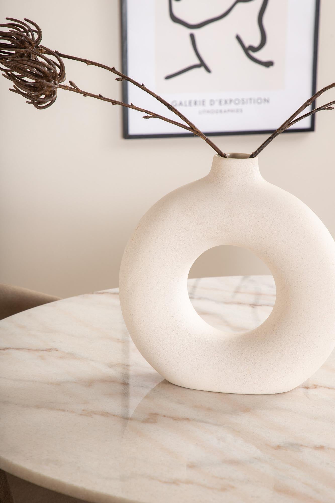 Elegantes Esszimmerset Estelle + Berit mit runder Marmorplatte und bequemen Stühlen. Ideal für gesellige Abende und stilvolle Essbereiche.