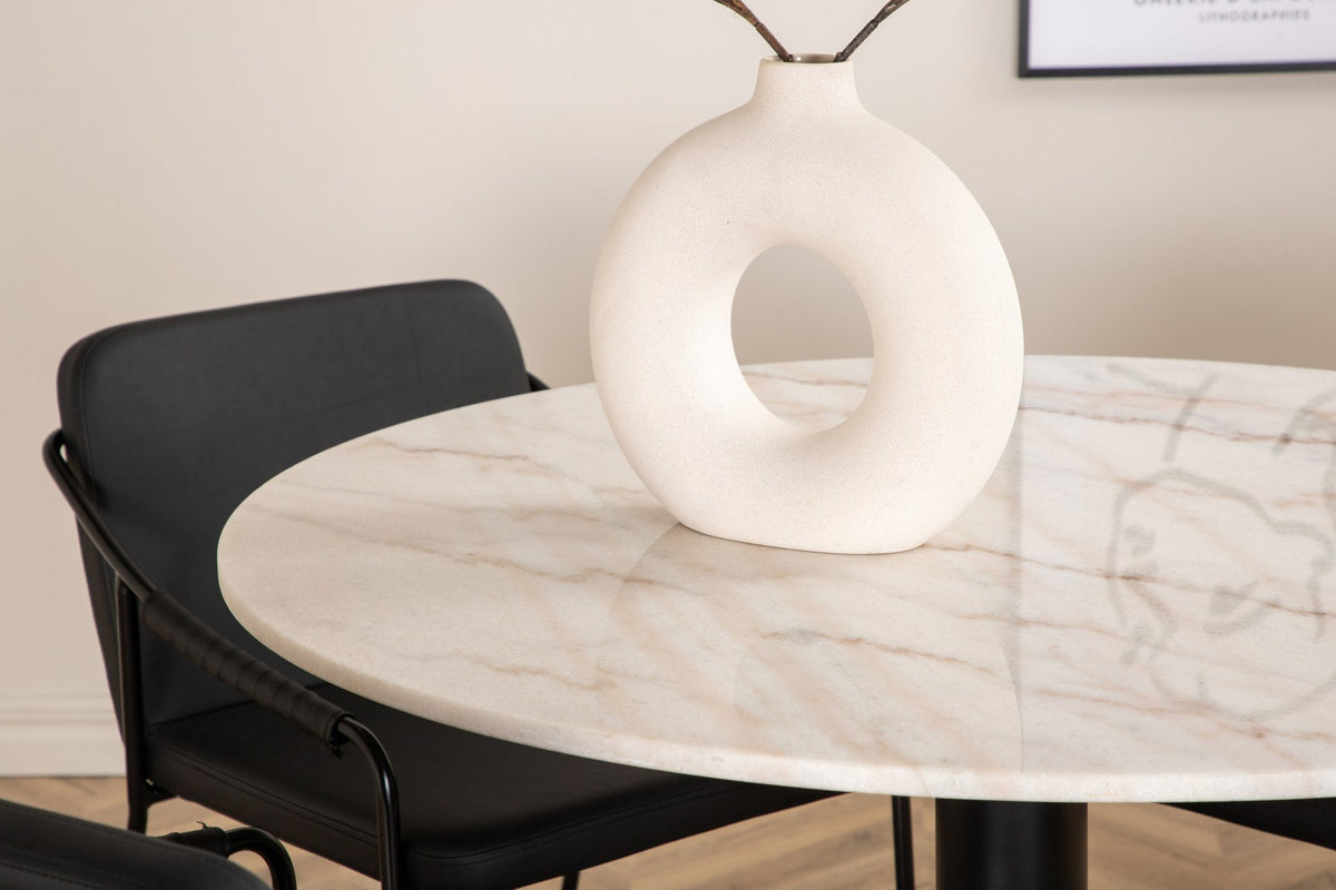 Rundes Esszimmerset mit weisser Marmor-Optik-Tischplatte ⌀106 cm und zwei schwarzen Stühlen mit Pulverbeschichtung und Eisenbeinen von Venture Home.