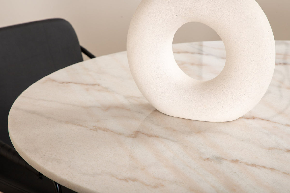 Rundes Esszimmerset mit weisser Marmor-Optik-Tischplatte ⌀106 cm und zwei schwarzen Stühlen mit Pulverbeschichtung und Eisenbeinen von Venture Home.