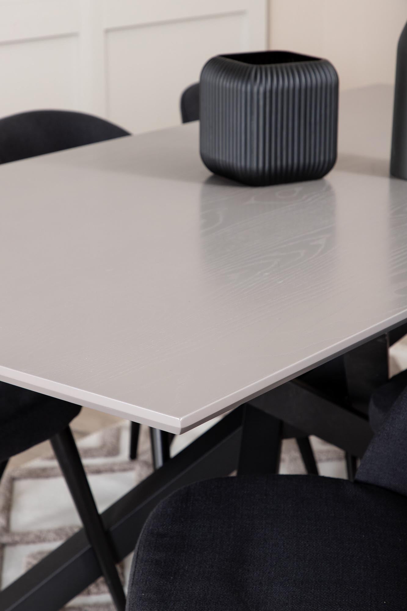 Piazza Esszimmerset: Elegantes 180 cm Set mit luxuriösem MDF-Furnier und bequemen Velvet-Stühlen für gesellige Momente im Esszimmer.