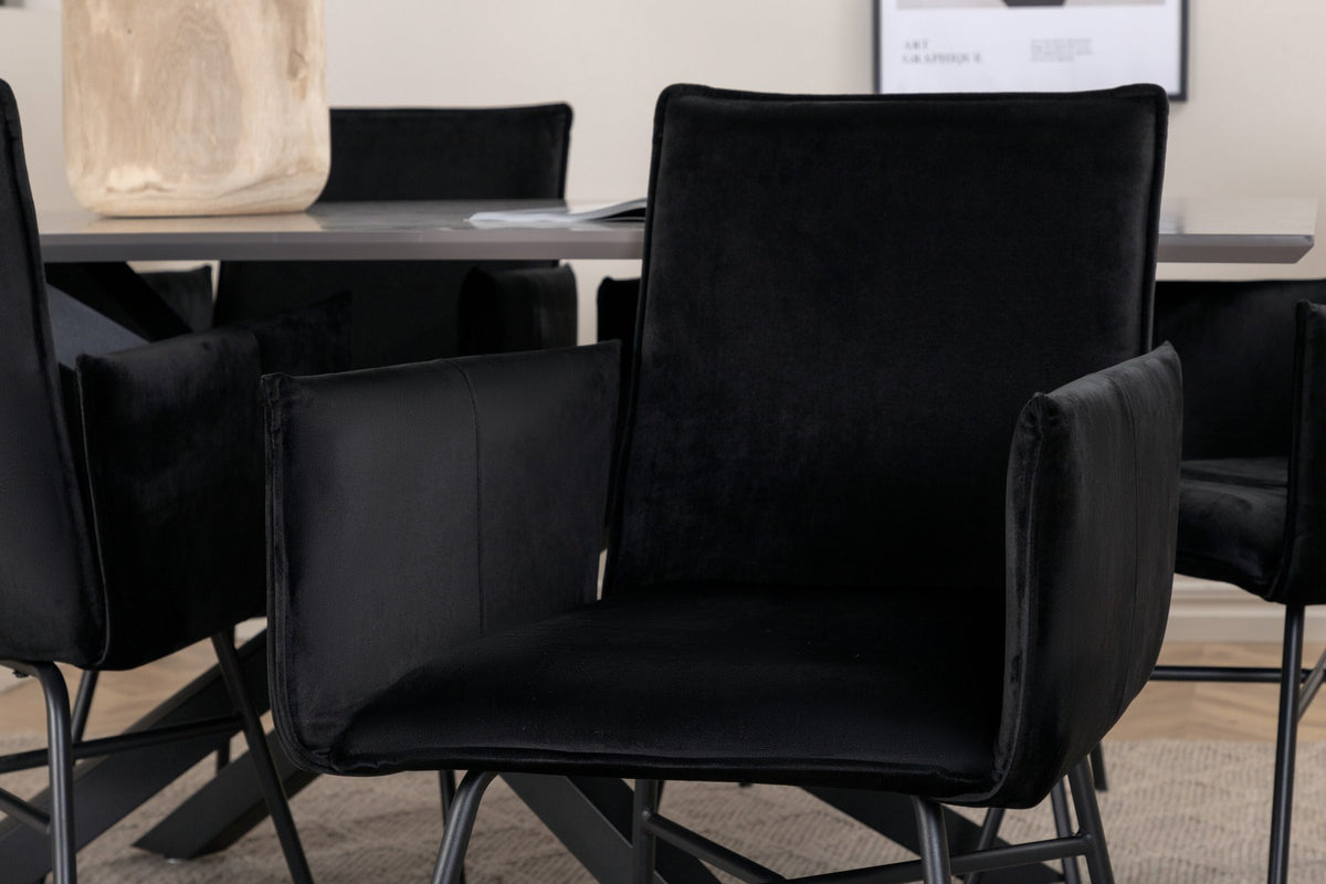 Esszimmerset mit rechteckigem Tisch, grauer MDF-Furnier-Platte, gekreuztem Stahlgestell und sechs Petra-Stühlen mit schwarzem Samtsitz.