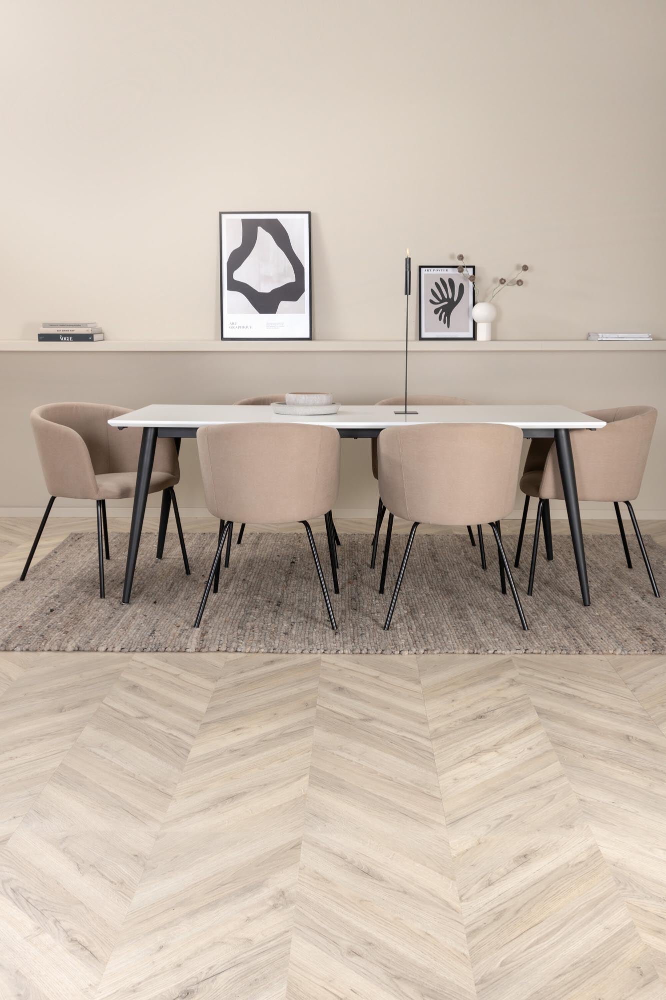 Gestalten Sie Ihr Esszimmer mit dem Jimmy Esszimmerset + Berit von Venture Home. Komfortable Stühle und ein ausziehbarer Tisch für unvergessliche Momente.