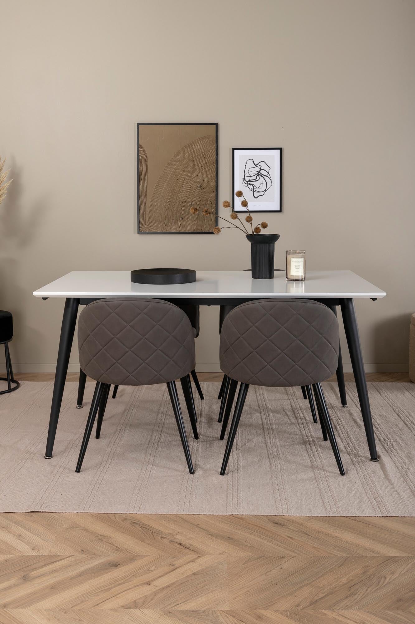 Entdecken Sie das Jimmy Esszimmerset von Venture Home: Ein ausziehbarer Tisch (150-240 cm) und 4 stilvolle Velvet-Stühle für Ihr modernes Esszimmer.