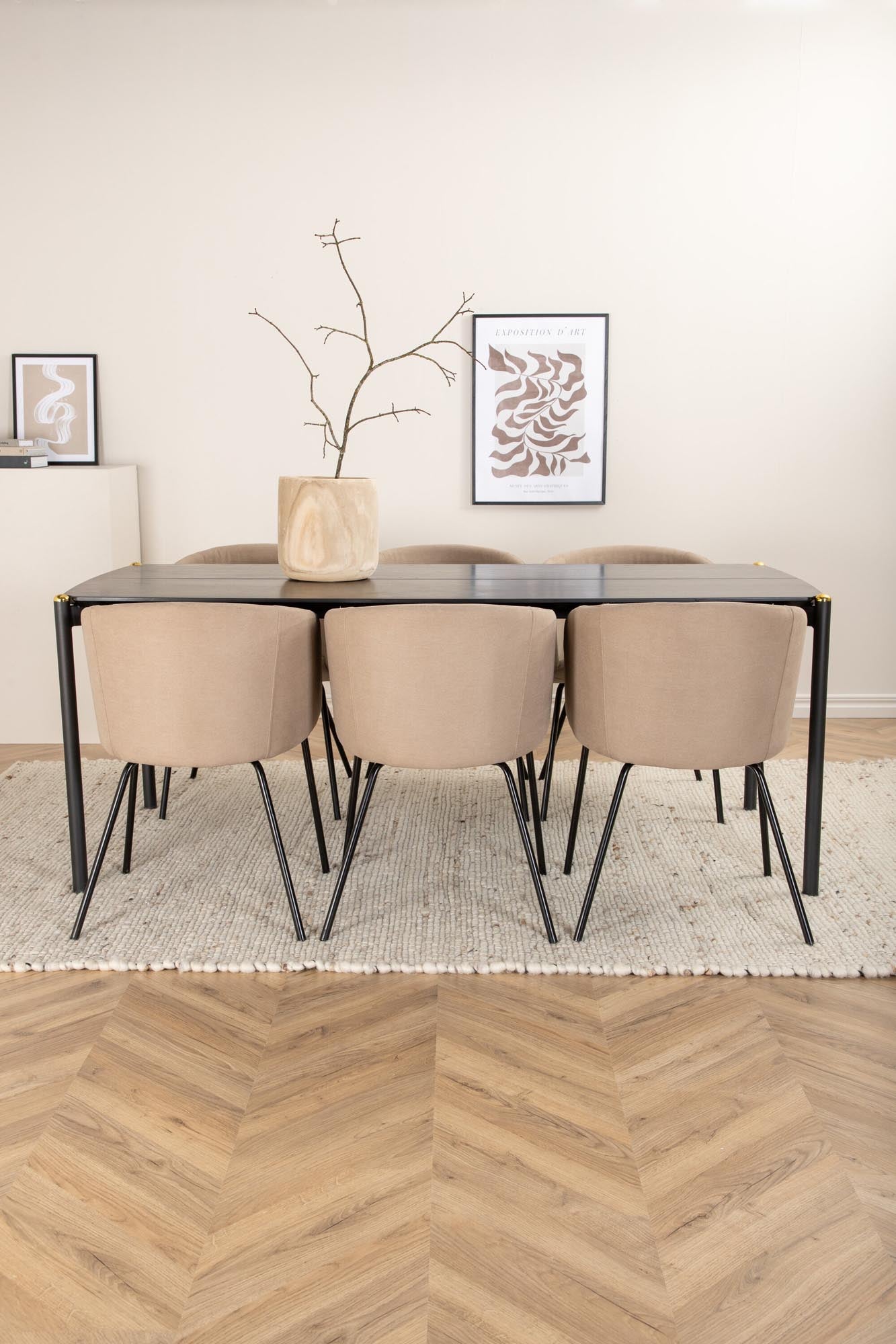 Gestalten Sie Ihr Esszimmer mit dem Pelle Esszimmerset von Venture Home: moderner Tisch und bequeme Berit Stühle für gesellige Momente.