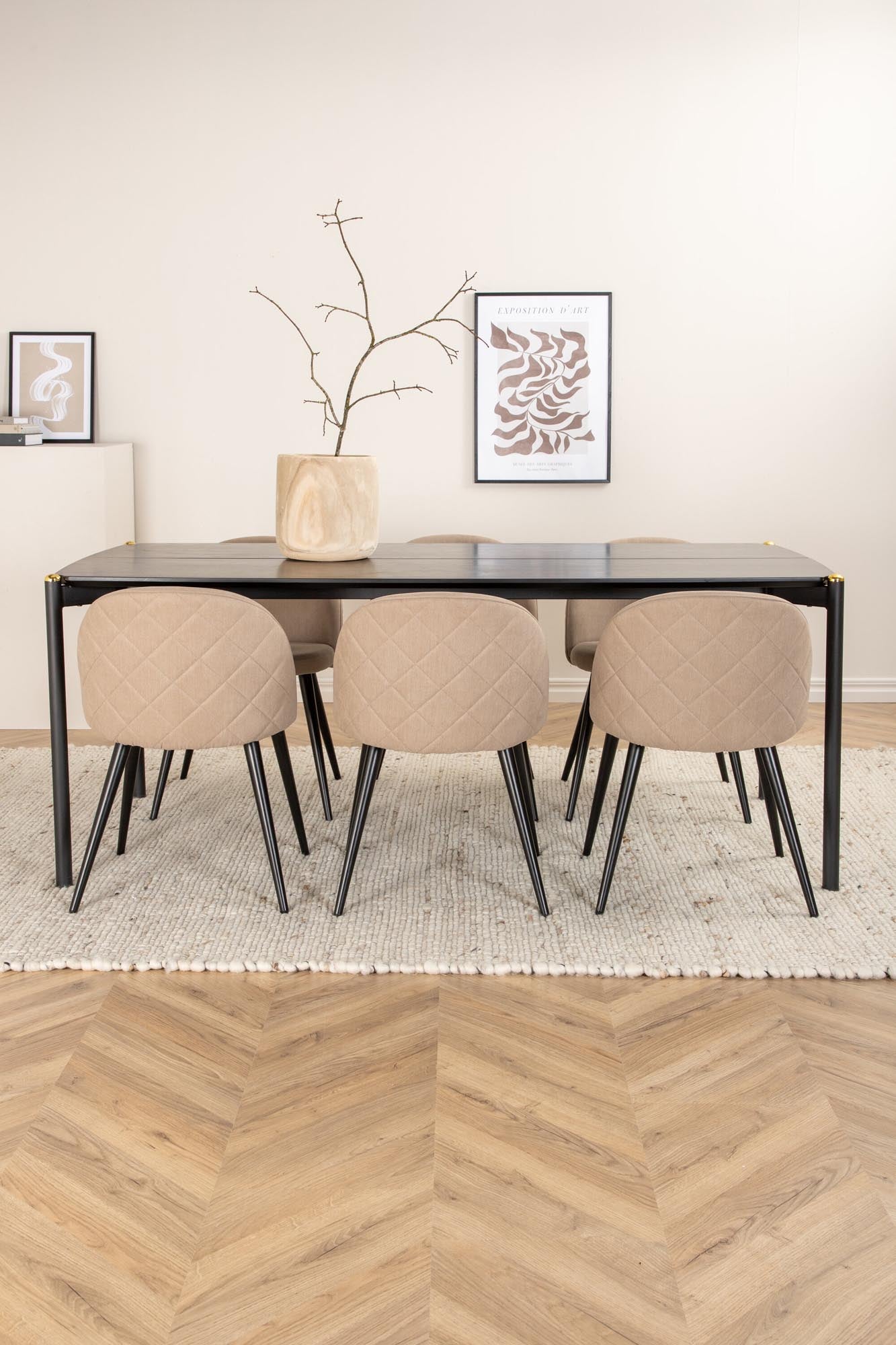 Erleben Sie das Pelle Esszimmerset von Venture Home: Ein eleganter Esstisch und 6 stilvolle Velvet Stitches Stühle für einladende Essmomente.