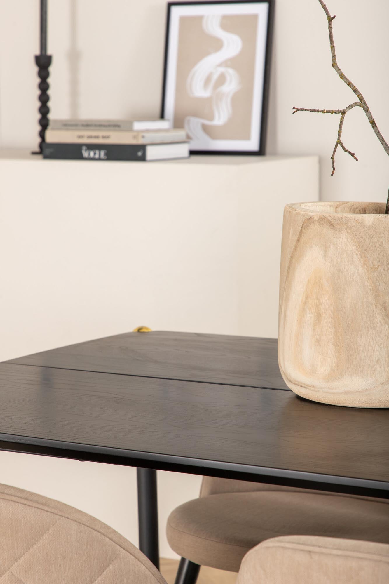 Elegantes Pelle Esszimmerset von Venture Home: 190 cm Tisch und 6 stilvolle Velvet Stitches Stühle für höchsten Komfort und modernes Design.