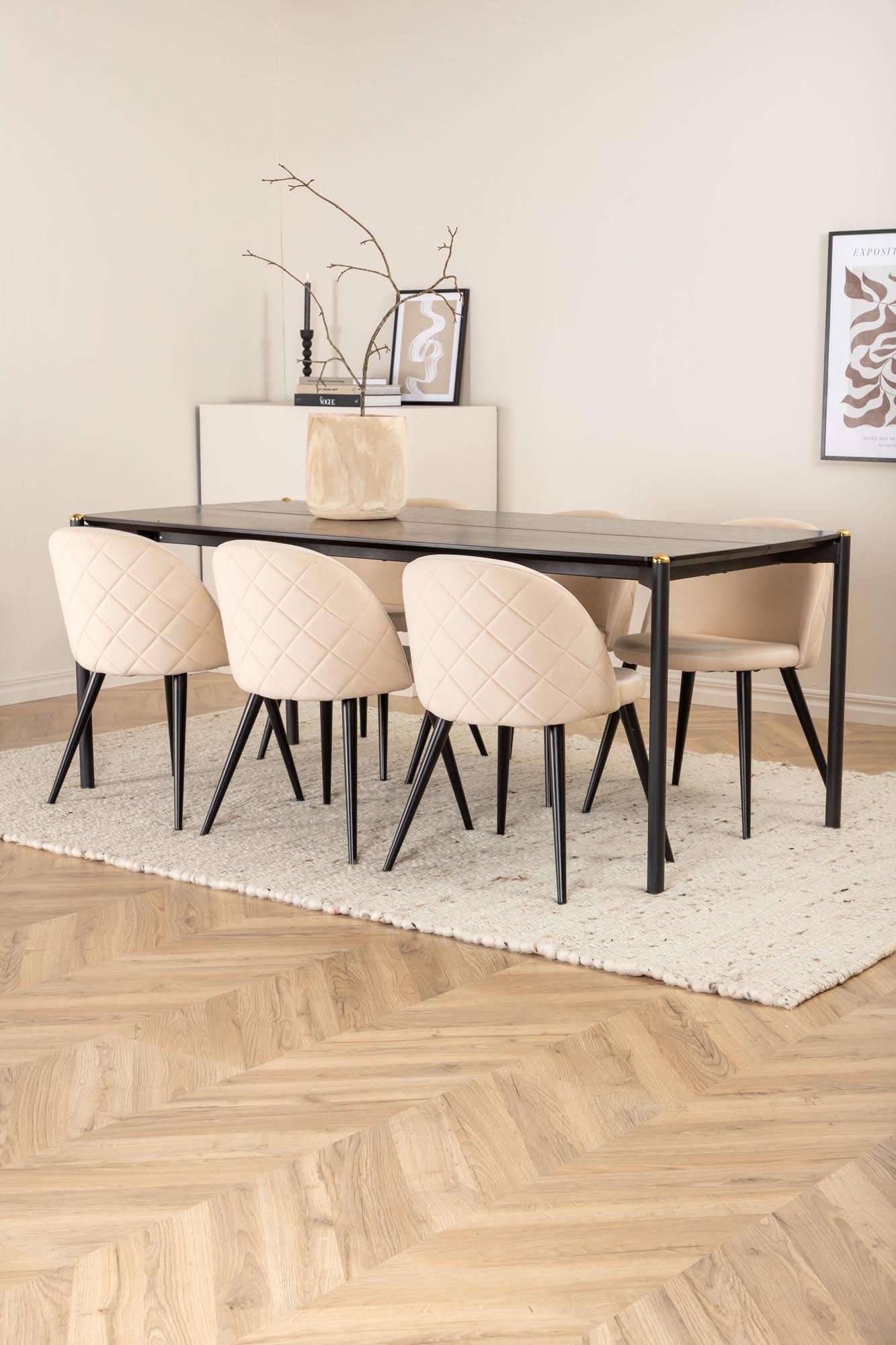 Stilvolles Pelle Esszimmerset von Venture Home: 190 cm Tisch und 6 bequeme Velvet Stitches Stühle für einladende Esszimmermomente.