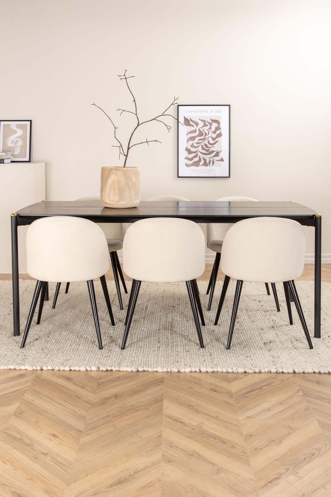 Elegantes Pelle Esszimmerset: Schwarzer Tisch mit Messingdetails, 6 beige Velvet Stühle, luxuriös und komfortabel.