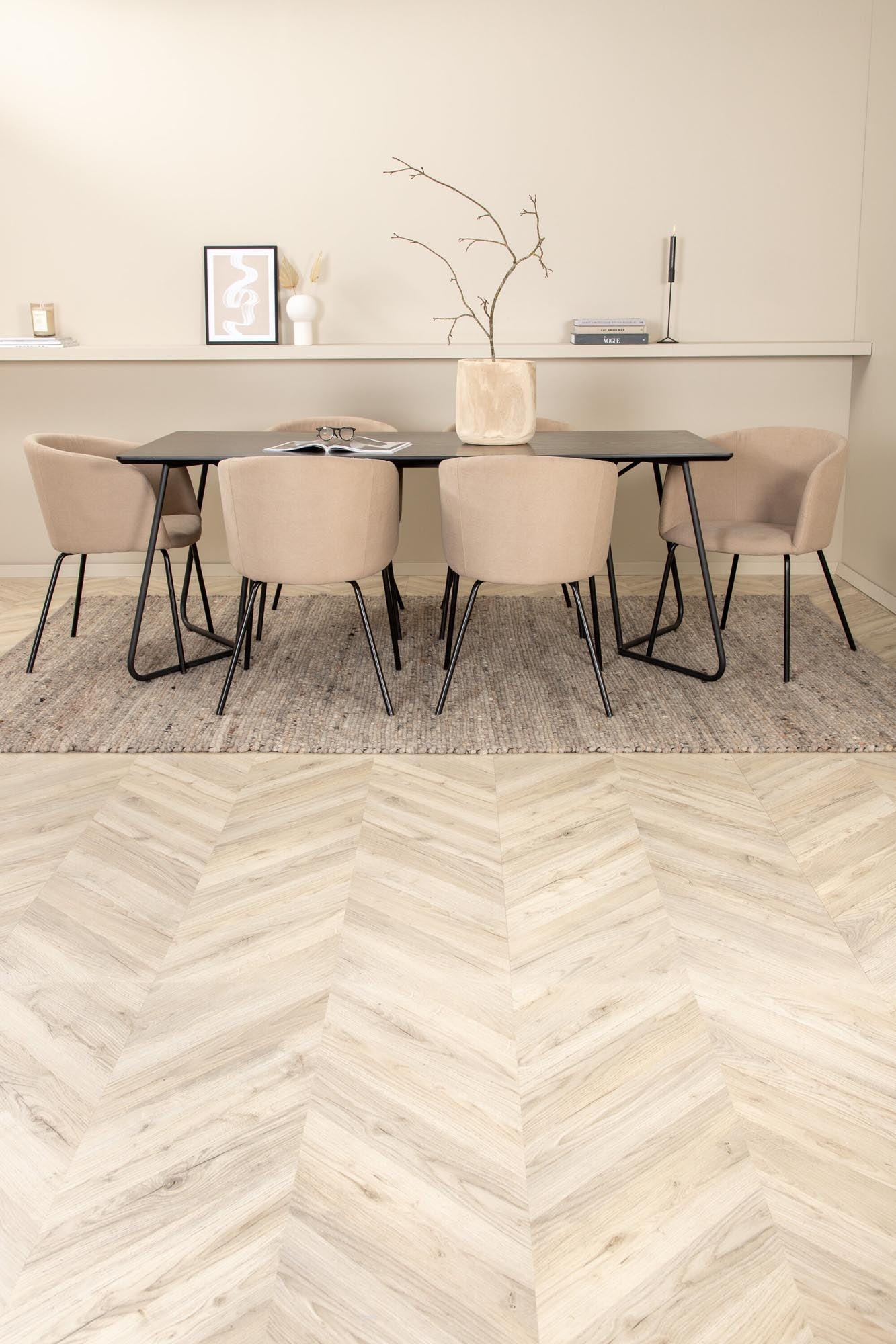 Erleben Sie das elegante Petra Esszimmerset + Berit von Venture Home. Moderner Tisch und komfortable Stühle für gesellige Momente.