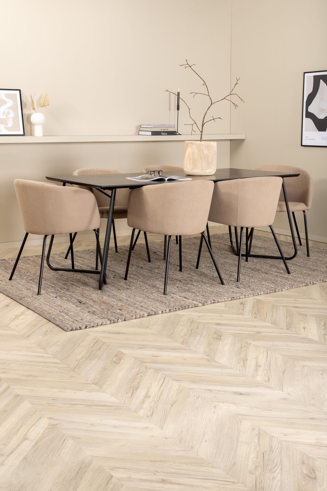 Entdecken Sie das stilvolle Petra Esszimmerset + Berit von Venture Home. Eleganter Tisch und bequeme Stühle für unvergessliche Essensmomente.