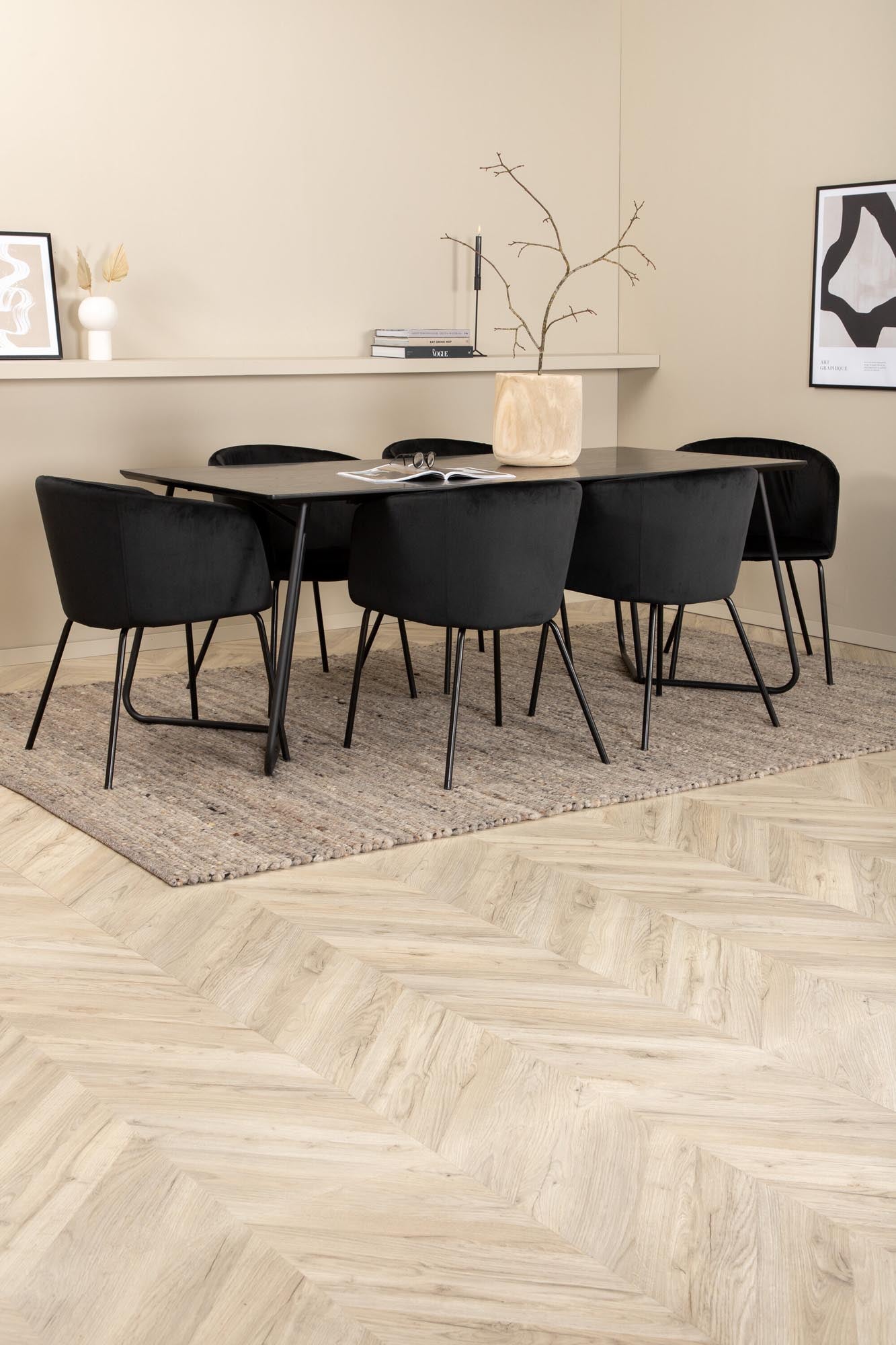 Elegantes Esszimmerset Petra mit 190 cm Tisch und 6 bequemen Berit-Stühlen. Ideal für stilvolle Dinner und gesellige Runden.