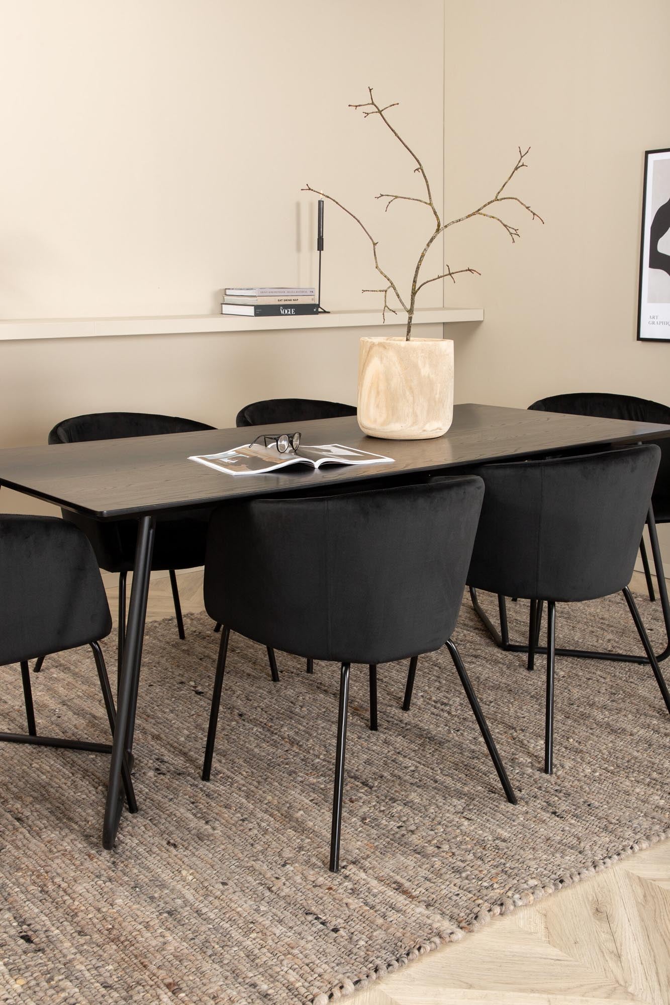 Stilvolles Esszimmerset Petra mit 190 cm Tisch und 6 komfortablen Berit-Stühlen. Perfekt für festliche Anlässe und gesellige Abende.