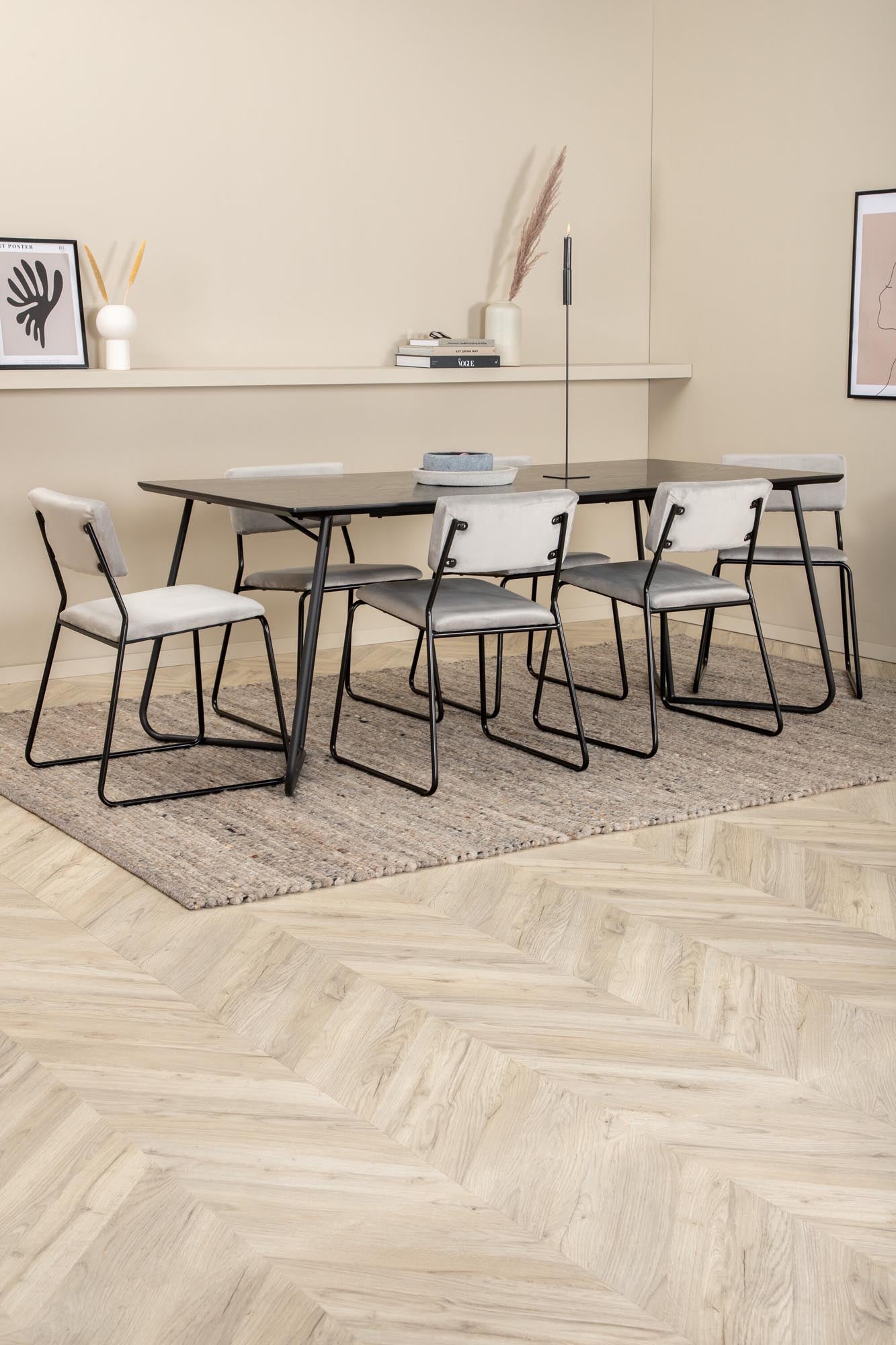 Stilvolles Esszimmerset: Petra Tisch 190cm, Kenth Stühle, skandinavisches Design, schwarzes MDF, Samtstoff, ideal für gesellige Runden.