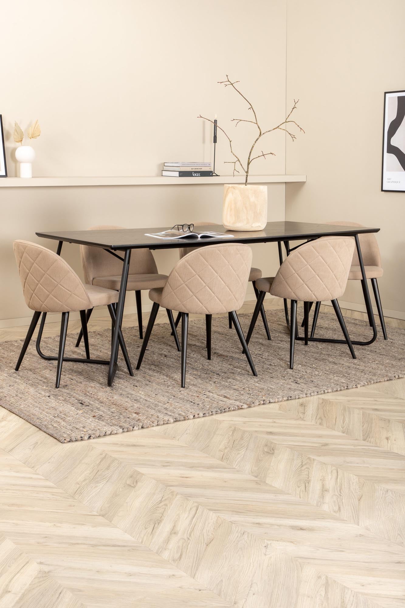 Stilvolles Esszimmerset mit 6 bequemen Velvet Stitches-Stühlen und modernem Esstisch (190cm) für gesellige Abende.