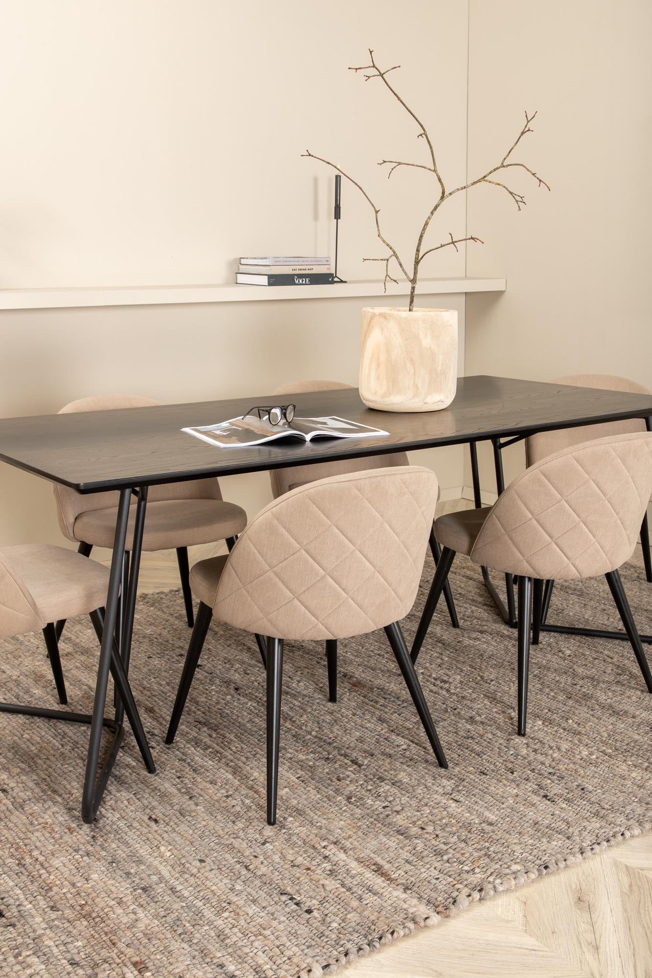 Stilvolles Petra Esszimmerset mit 6 Samtstühlen, 190cm, von Venture Home.