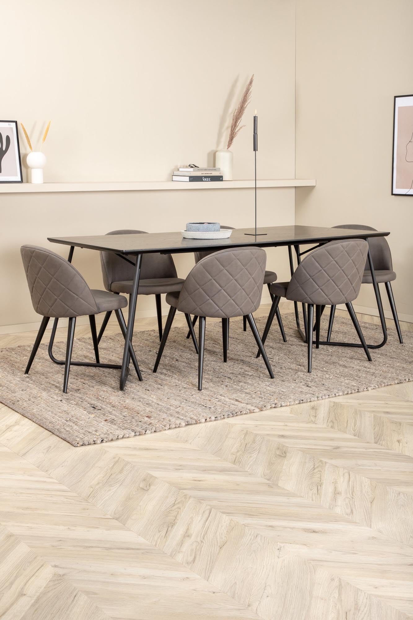 Elegantes Petra Esszimmerset von Venture Home: 190 cm Tisch mit 6 stilvollen Velvet Stitches-Stühlen für Komfort und modernes Design.