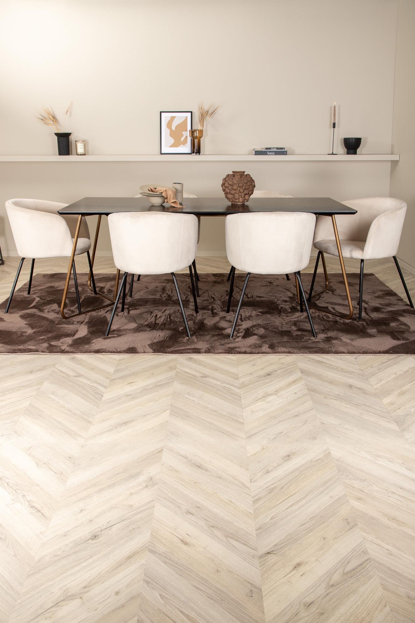 Elegantes Esszimmerset Petra mit 190 cm Tisch und 6 bequemen Berit-Stühlen. Ideal für stilvolle Dinner und gesellige Zusammenkünfte.