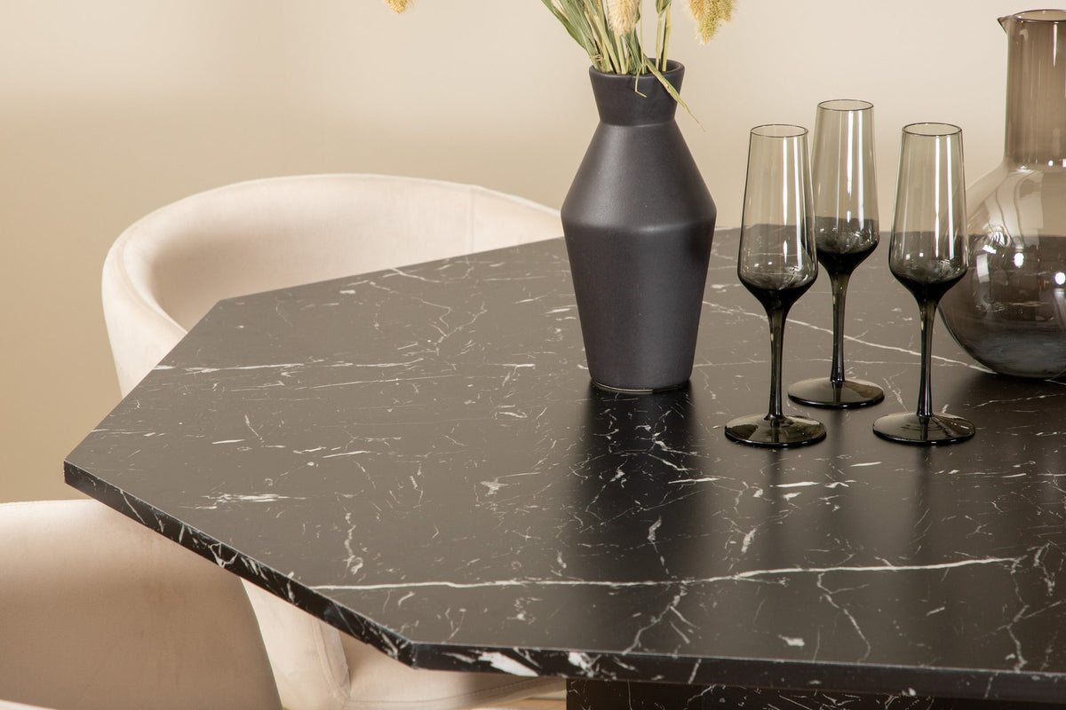 Rundes Esszimmerset Marbs mit schwarzer Glasmarmor-Tischplatte, MDF-Tischbein und vier Berit-Stühlen mit beigem Samtbezug und schwarzen Stahlbeinen