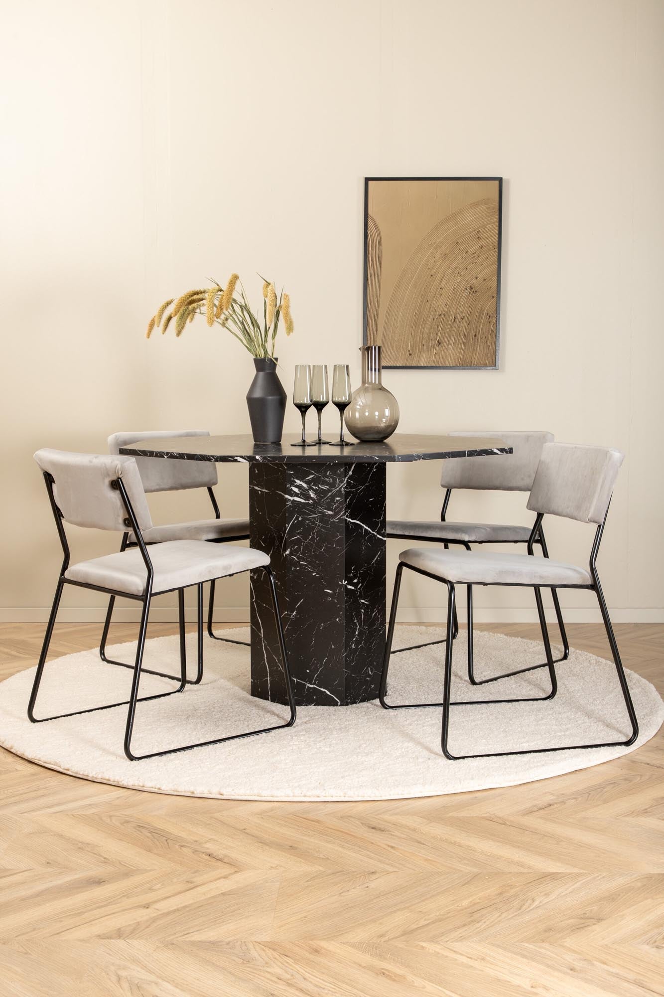 Elegantes Esszimmerset mit Achtecktisch aus schwarzem Marmorglas und 4 stilvollen Kenth-Stühlen. Perfekt für gesellige Runden und modernes Ambiente.