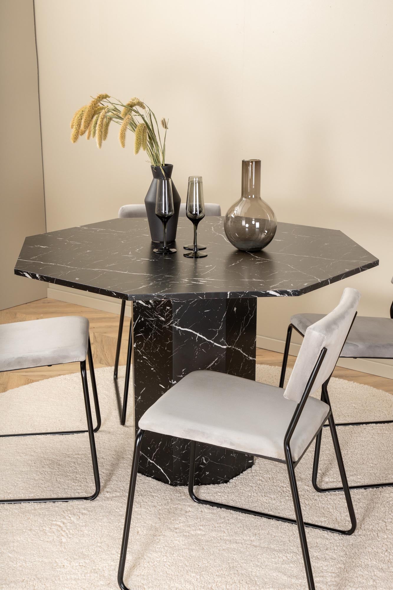 Marbs Esszimmerset + Kenth ⌀110cm/4St. in Schwarz / Hellgrau präsentiert im Onlineshop von KAQTU Design AG. Esszimmerset ist von Venture Home