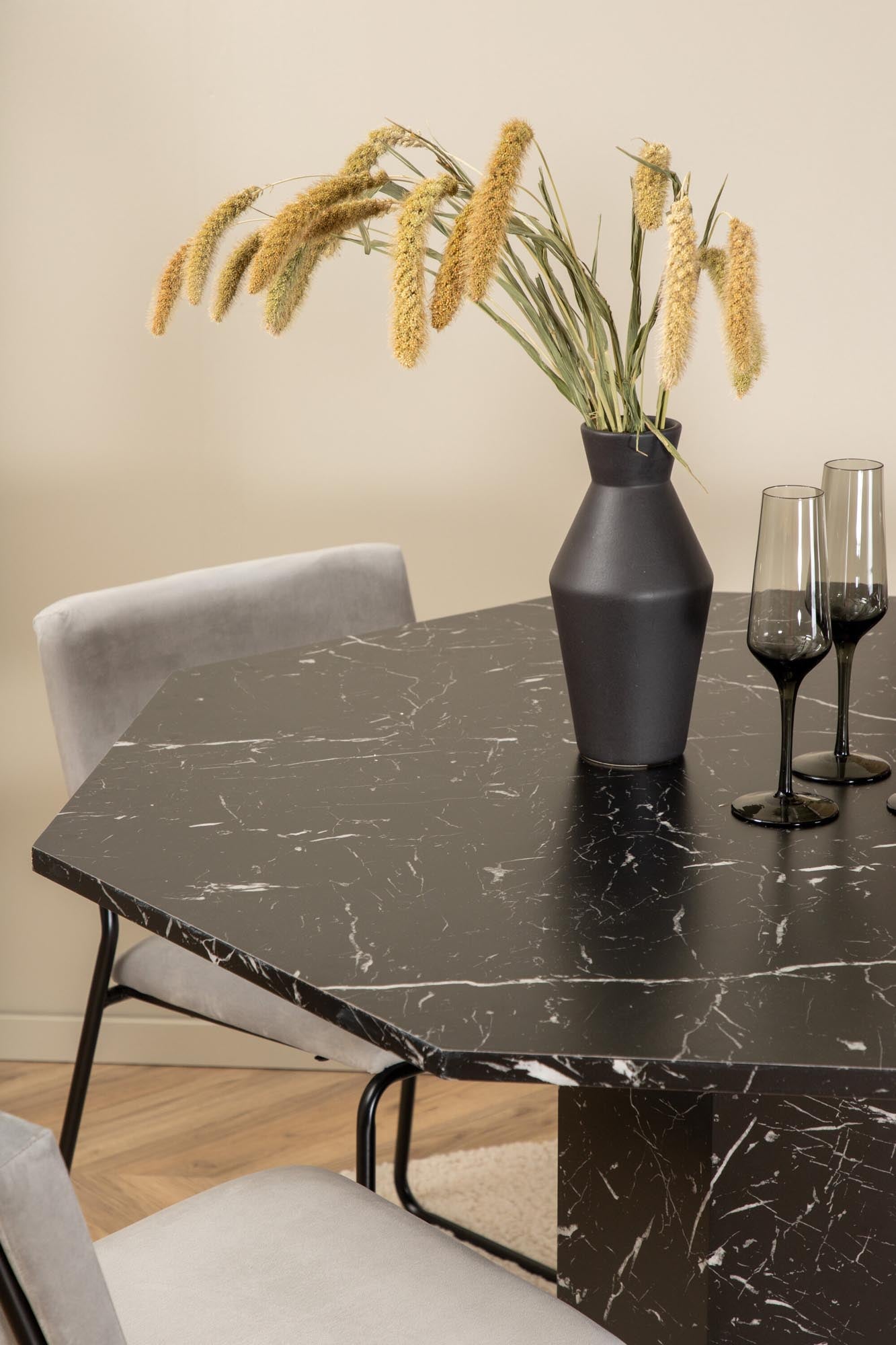 Marbs Esszimmerset + Kenth ⌀110cm/4St. in Schwarz / Hellgrau präsentiert im Onlineshop von KAQTU Design AG. Esszimmerset ist von Venture Home