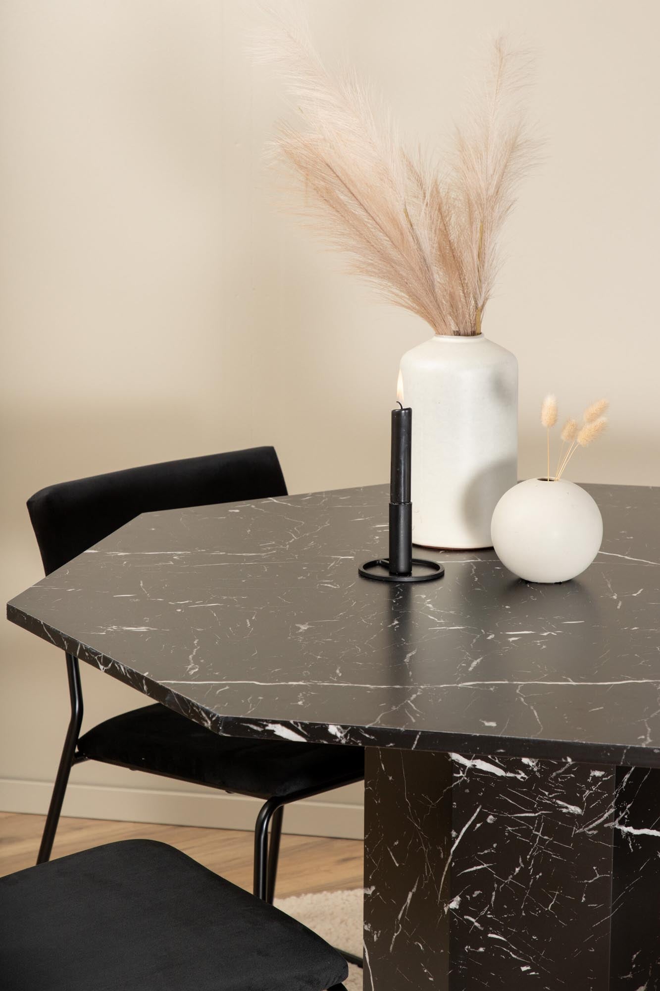 Stilvolles Esszimmerset mit Achtecktisch aus schwarzem Marmorglas und 4 eleganten Kenth-Stühlen. Ideal für gesellige Abende und modernes Wohnen.