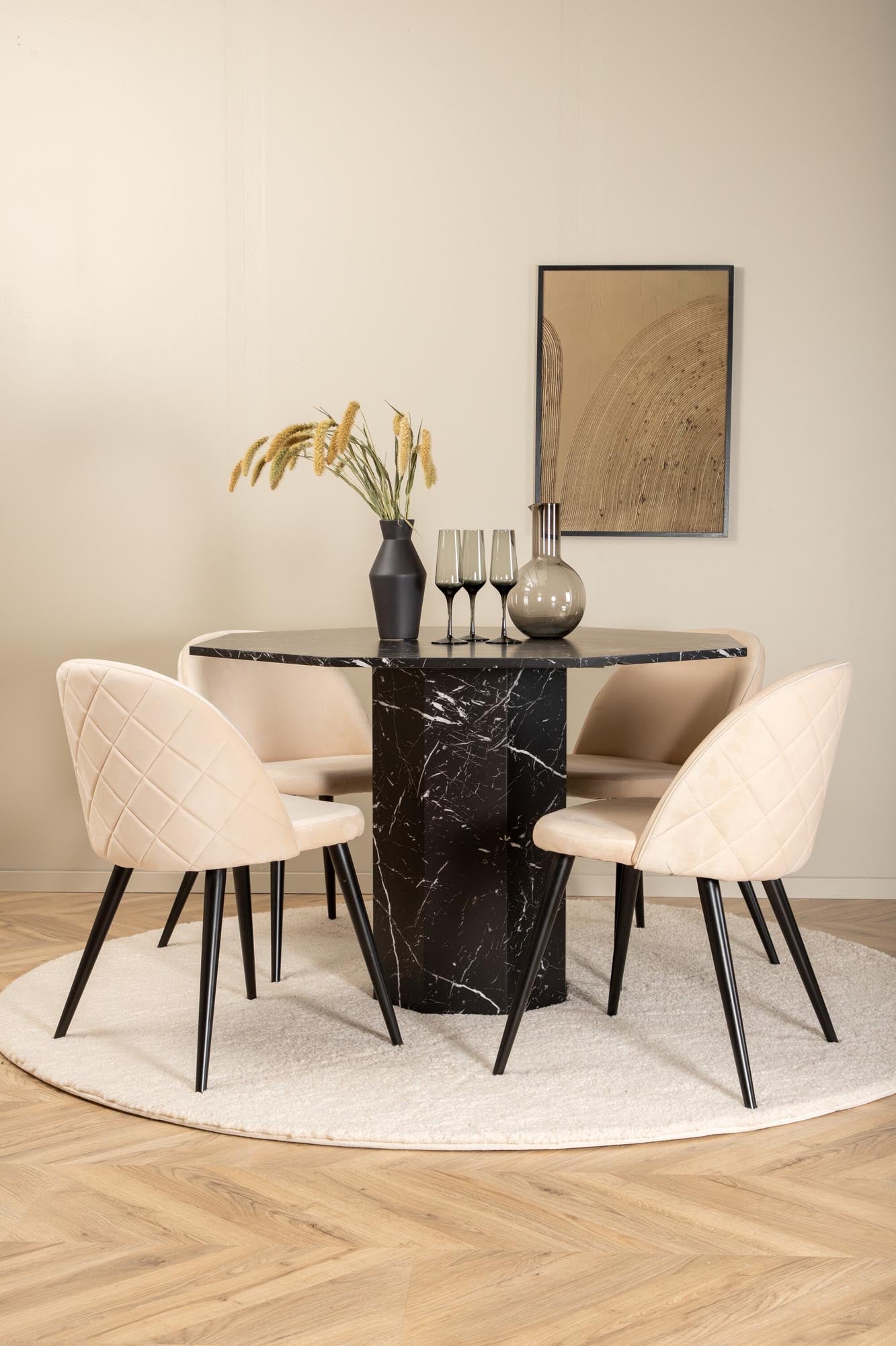 Erleben Sie das Marbs Esszimmerset von Venture Home: Einzigartiger Achteck-Tisch aus schwarzem Marmorglas und stilvolle Velvet Stühle für Ihr Zuhause.