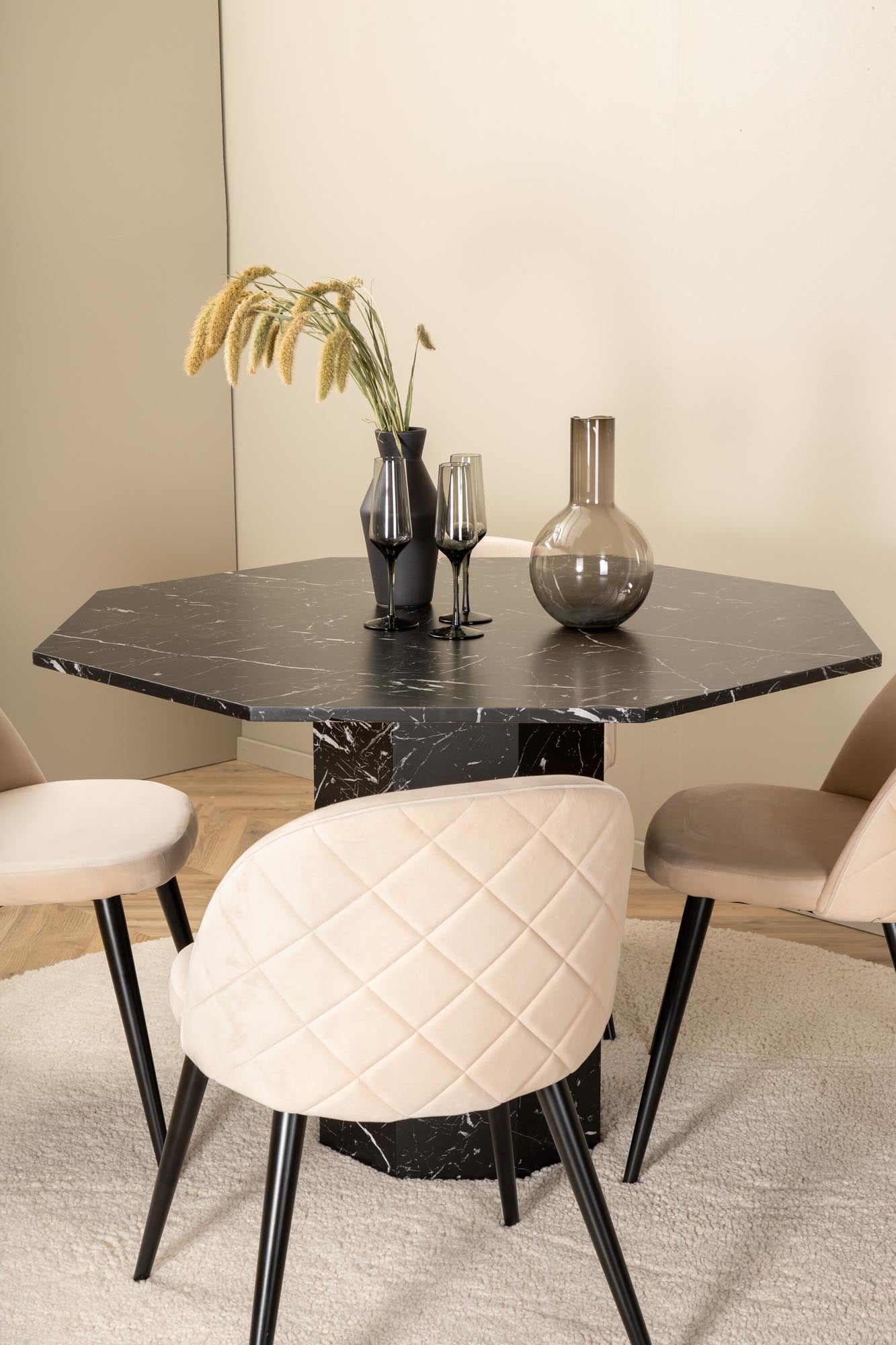 Marbs Esszimmerset + Velvet ⌀110cm/4St. in Beige / Schwarz präsentiert im Onlineshop von KAQTU Design AG. Esszimmerset ist von Venture Home