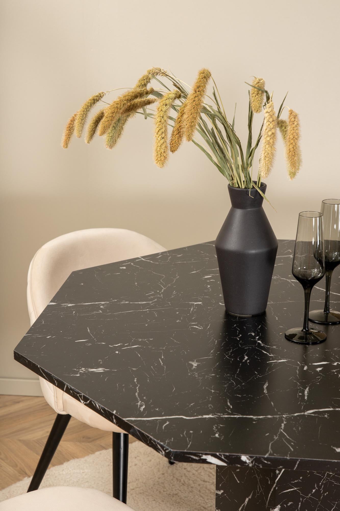 Elegantes Esszimmerset mit luxuriösem Marmorglas-Tisch und bequemen Velvet-Stühlen für einladende Dinner-Atmosphäre.