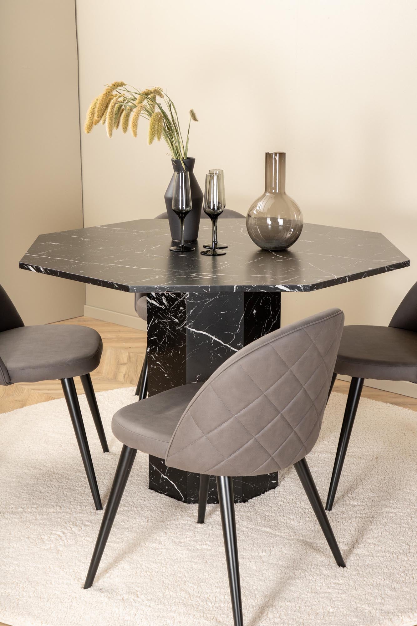 Marbs Esszimmerset + Velvet ⌀110cm/4St. in Schwarzgrau präsentiert im Onlineshop von KAQTU Design AG. Esszimmerset ist von Venture Home