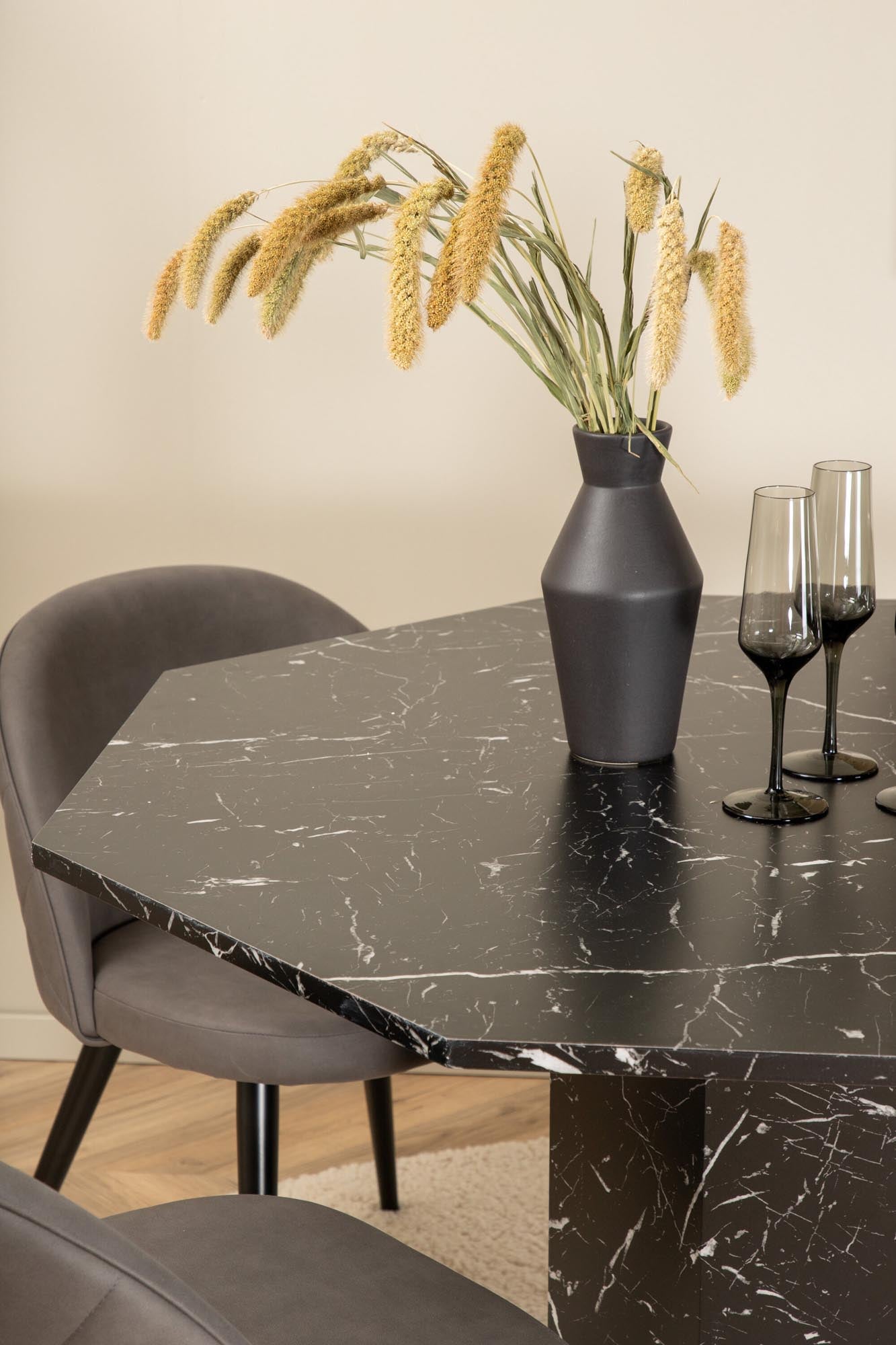 Stilvolles Esszimmerset mit Marmorglas-Tisch und bequemen Samtstühlen für ein modernes Ambiente.