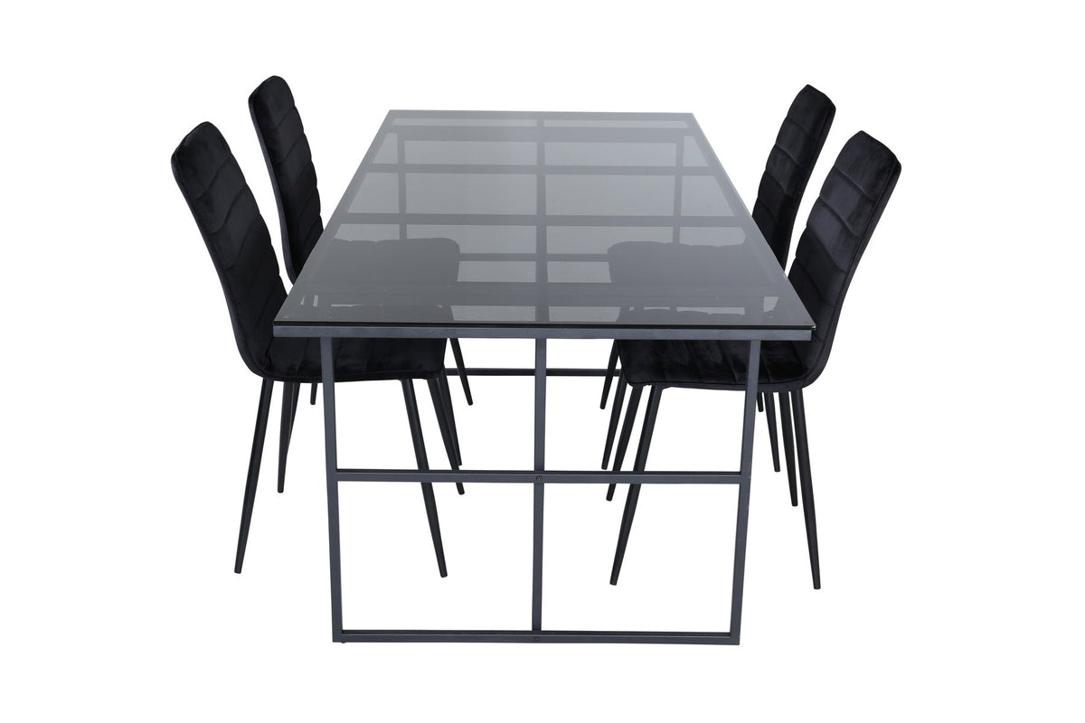 Rechteckiger Esstisch mit schwarzer Glasplatte und Metallgestell sowie zwei Esszimmerstühle mit schwarzem Samtbezug und Eisenbeinen.