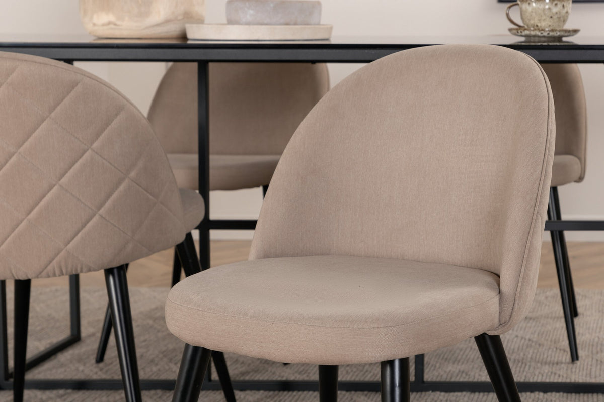Rechteckiger Esstisch mit schwarzer Glasplatte und Metallgestell, kombiniert mit Esszimmerstühlen aus beigem Polyester-Leinen und schwarzen Eisenbeinen.