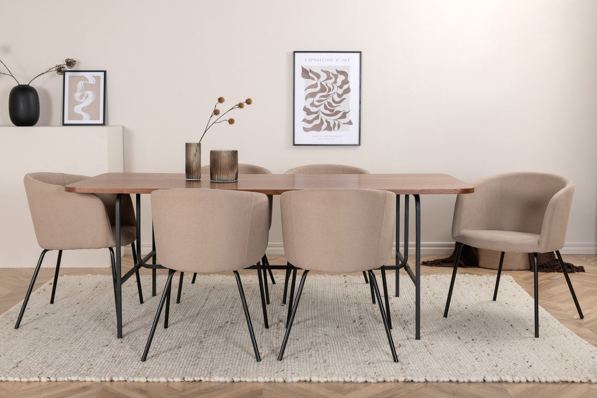 Esstisch mit Platte aus MDF und Walnussfurnier, schwarzem Metallgestell, kombiniert mit sechs Berit-Stühlen aus beigem Samtstoff und schwarzen Beinen.
